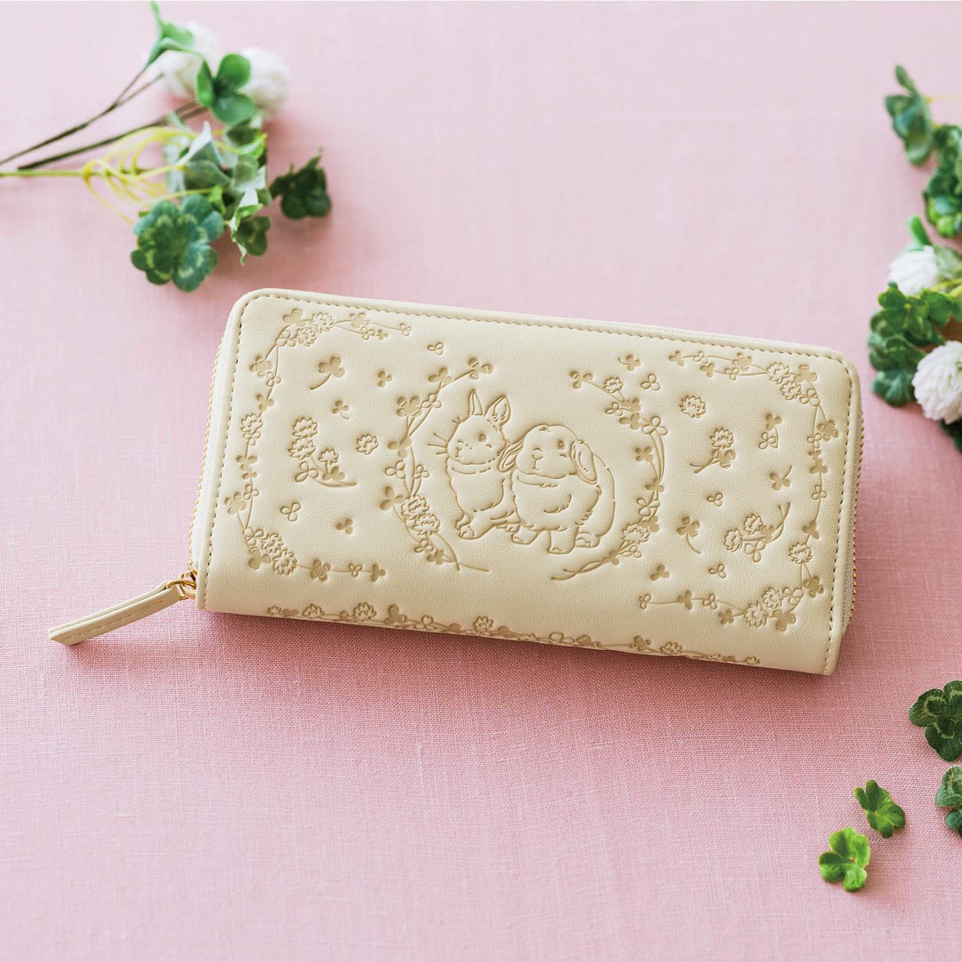 YOU+MORE! クローバーのお花畑にたたずむ うさぎの型押し長財布【送料無料】