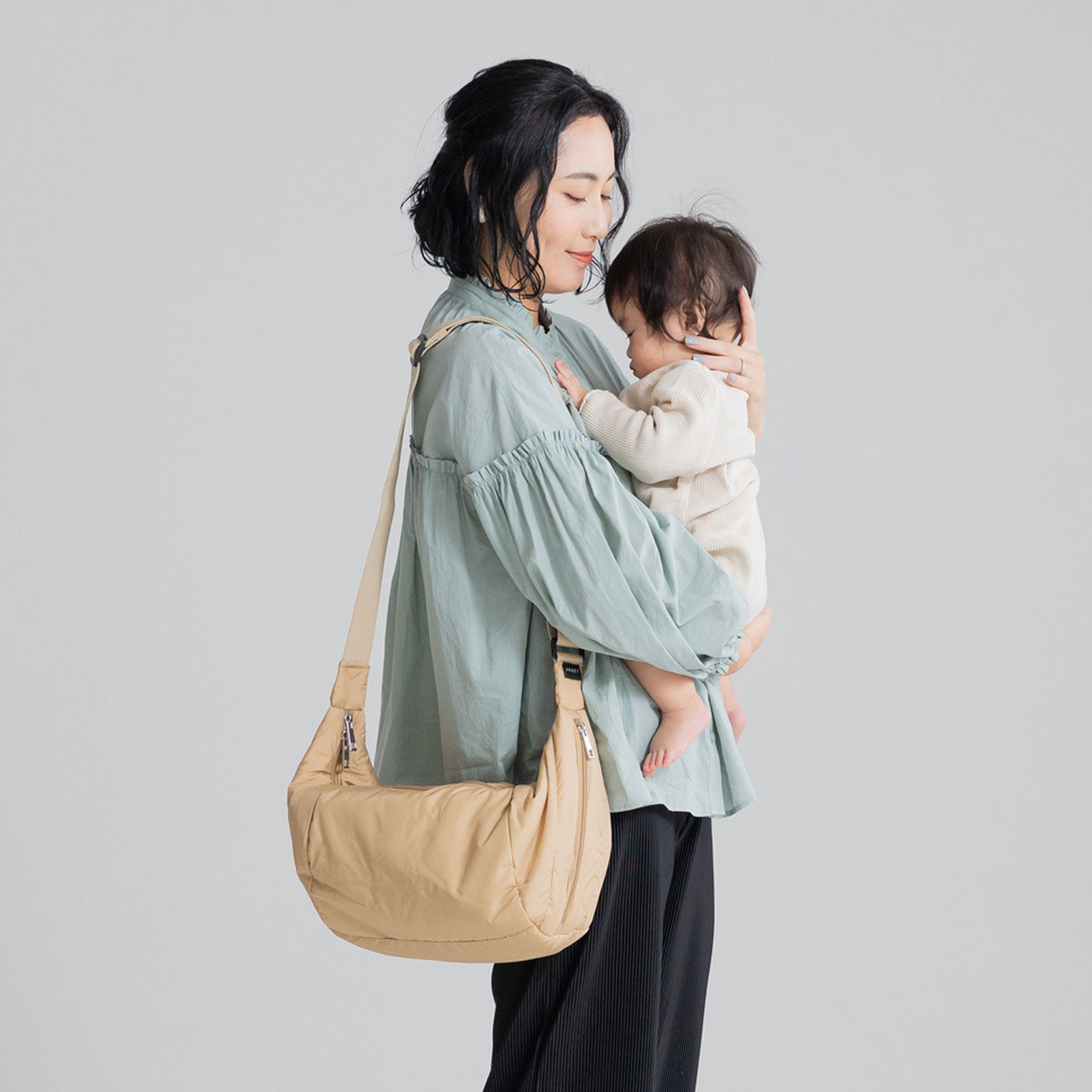 [Mama select]からだに沿う 二部屋仕様のやわらかショルダーバッグ〈ベージュ〉【送料無料】