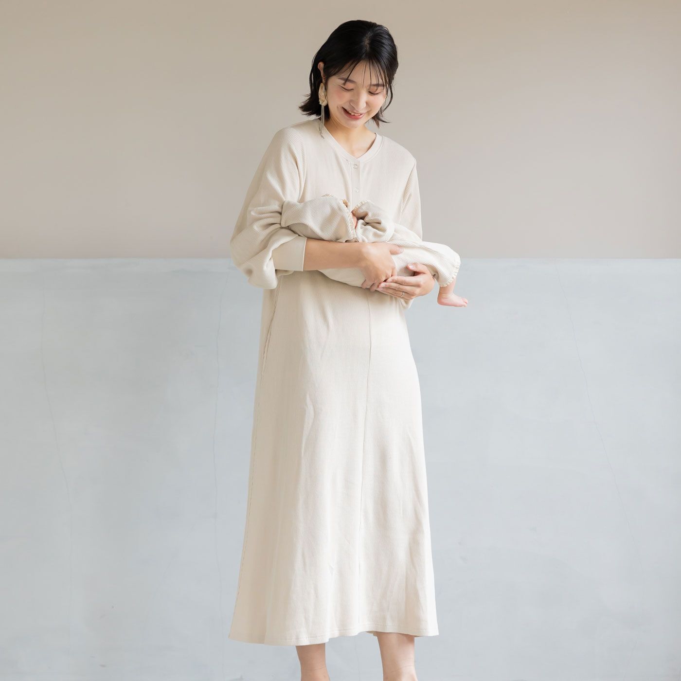 Moredde マタニティから産後も使える 2-WAYワッフル素材ワンピース〈ベージュ〉【送料無料】