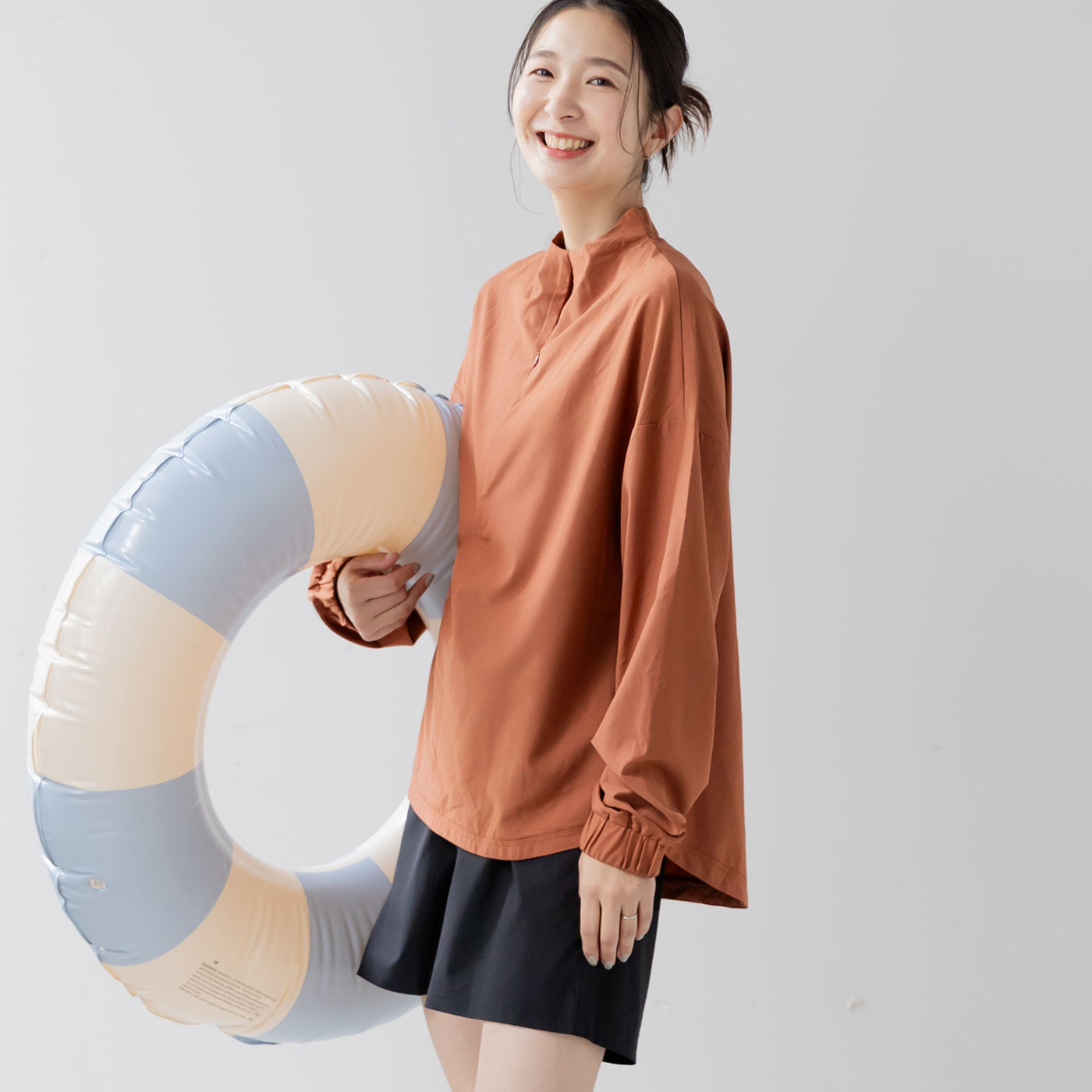 Moredde フロントジップのUVカットラッシュガード&ショートパンツセット〈アプリコットブラウン〉【送料無料】