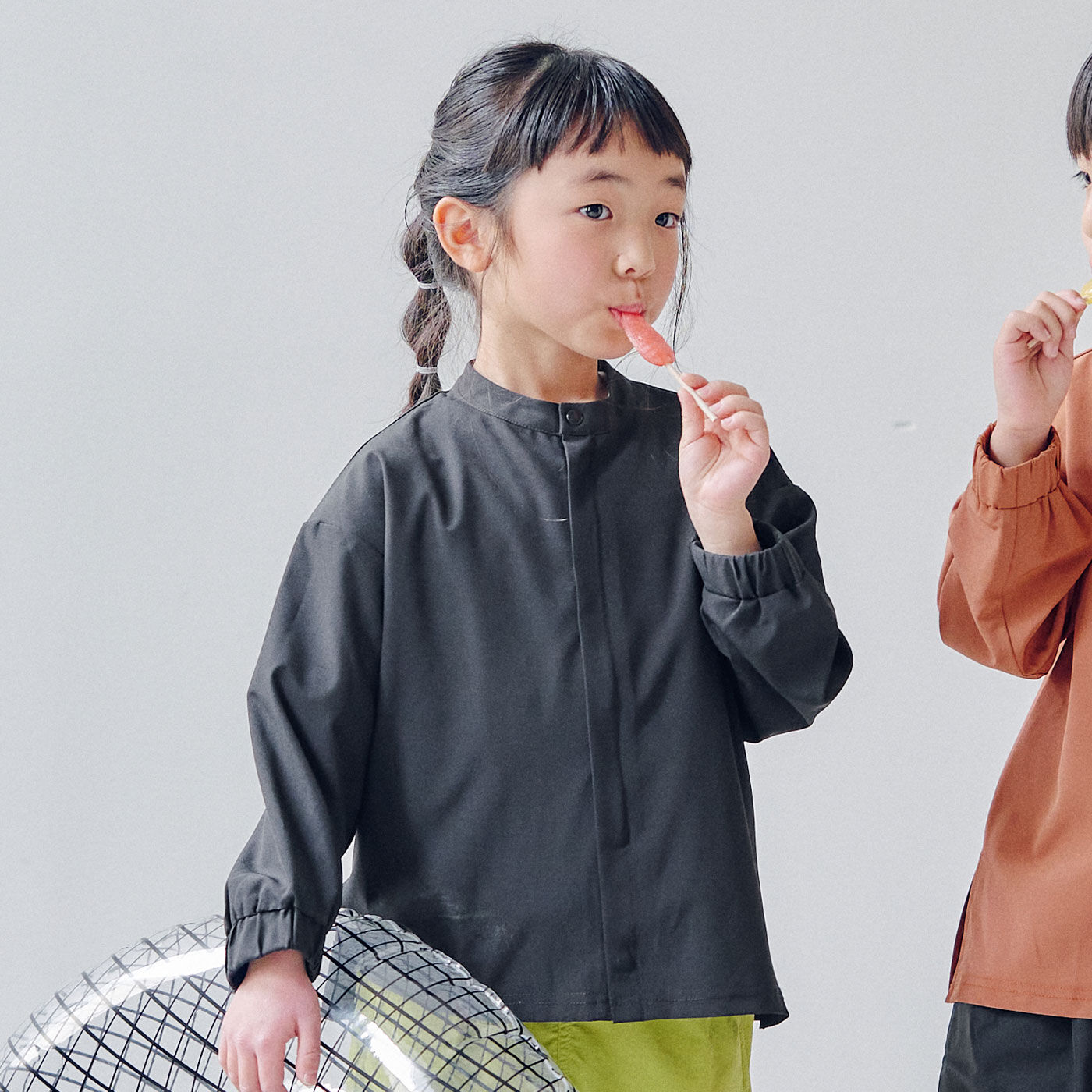 Moredde オーバーサイズのシャツみたいなUVカットキッズラッシュガード〈ブラック〉【送料無料】