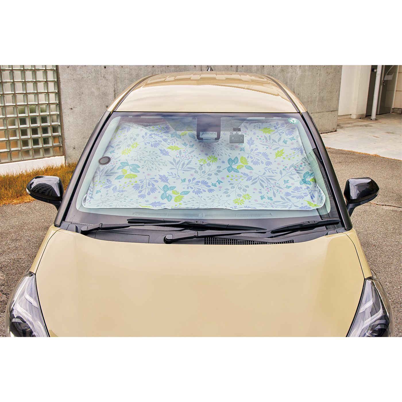 ワンアクションで日差しや熱から車をガード!パッと開いてフロントガラス全体を覆える、傘型のサンシェード。UV遮蔽率99%以上で、日差しや遮熱対策に重宝します。涼しげな花柄は、駐車場で目印としても。