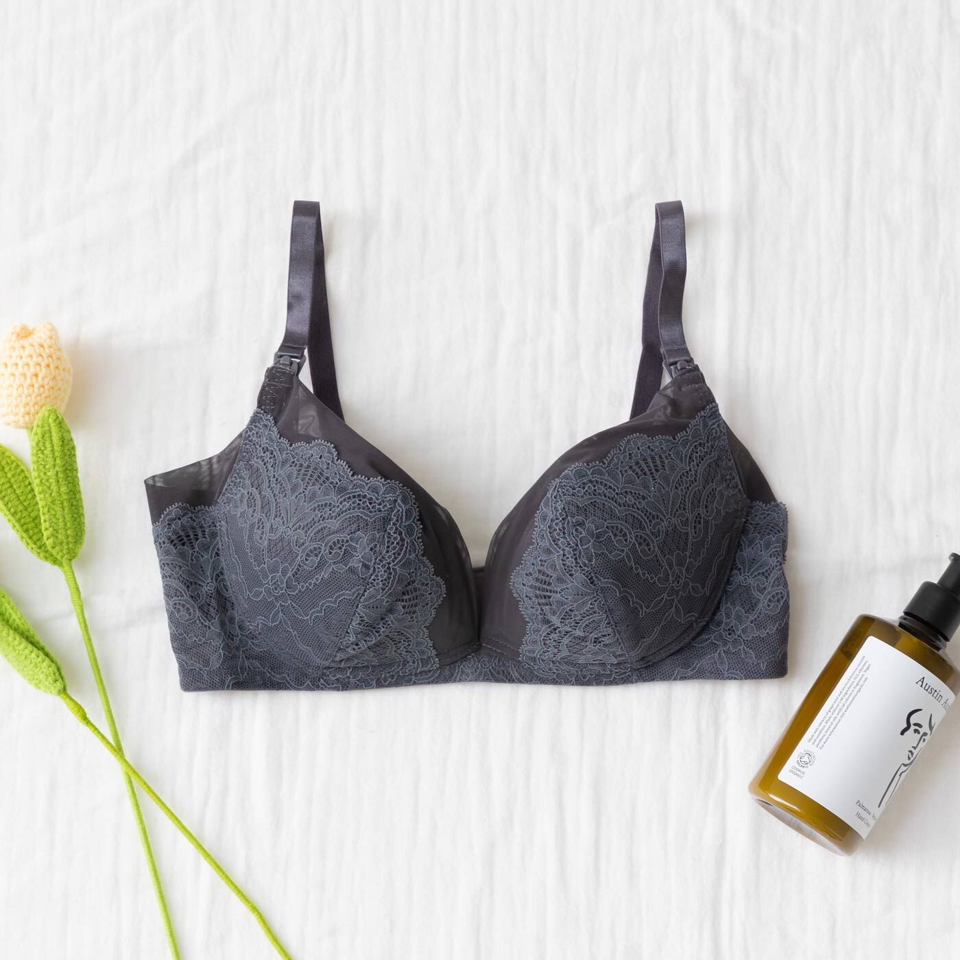 ストラップオープンタイプで授乳が簡単!上品レースのブラジャー上品なレースデザインと洗練された配色が魅力の授乳ブラ。ブラック・オフベージュ・サックスの3色展開で、どれも大人っぽく上品な印象です。ブラカッ