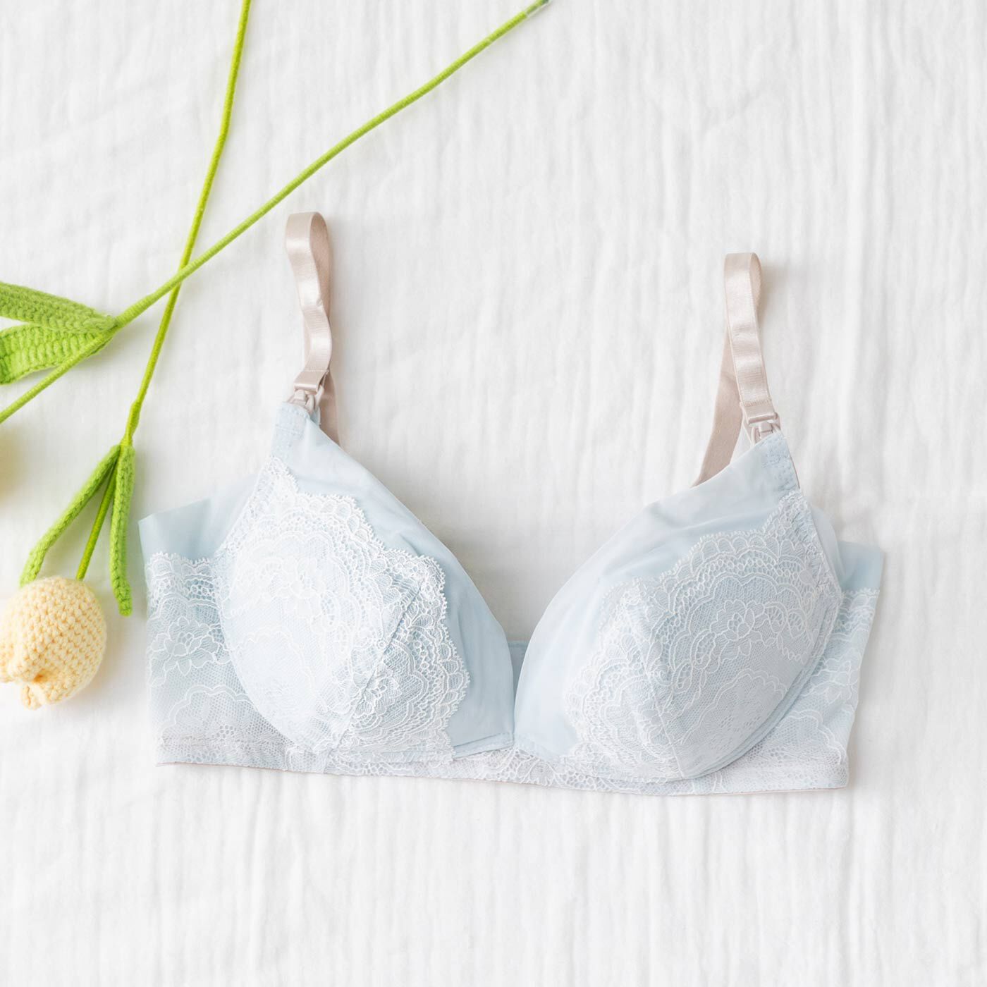 ストラップオープンタイプで授乳が簡単!上品レースのブラジャー上品なレースデザインと洗練された配色が魅力の授乳ブラ。ブラック・オフベージュ・サックスの3色展開で、どれも大人っぽく上品な印象です。ブラカッ
