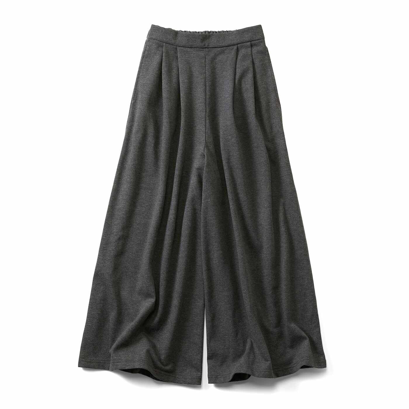 スカート見えするパンツで印象ひらり、リラクシーな春ボトムス。大人気のスカンツを、らくちんなスウェット感覚ではけるミニ裏毛素材はそのままに、長すぎない丈感とボリュームで春仕様にリニューアル。落ち感がきれ