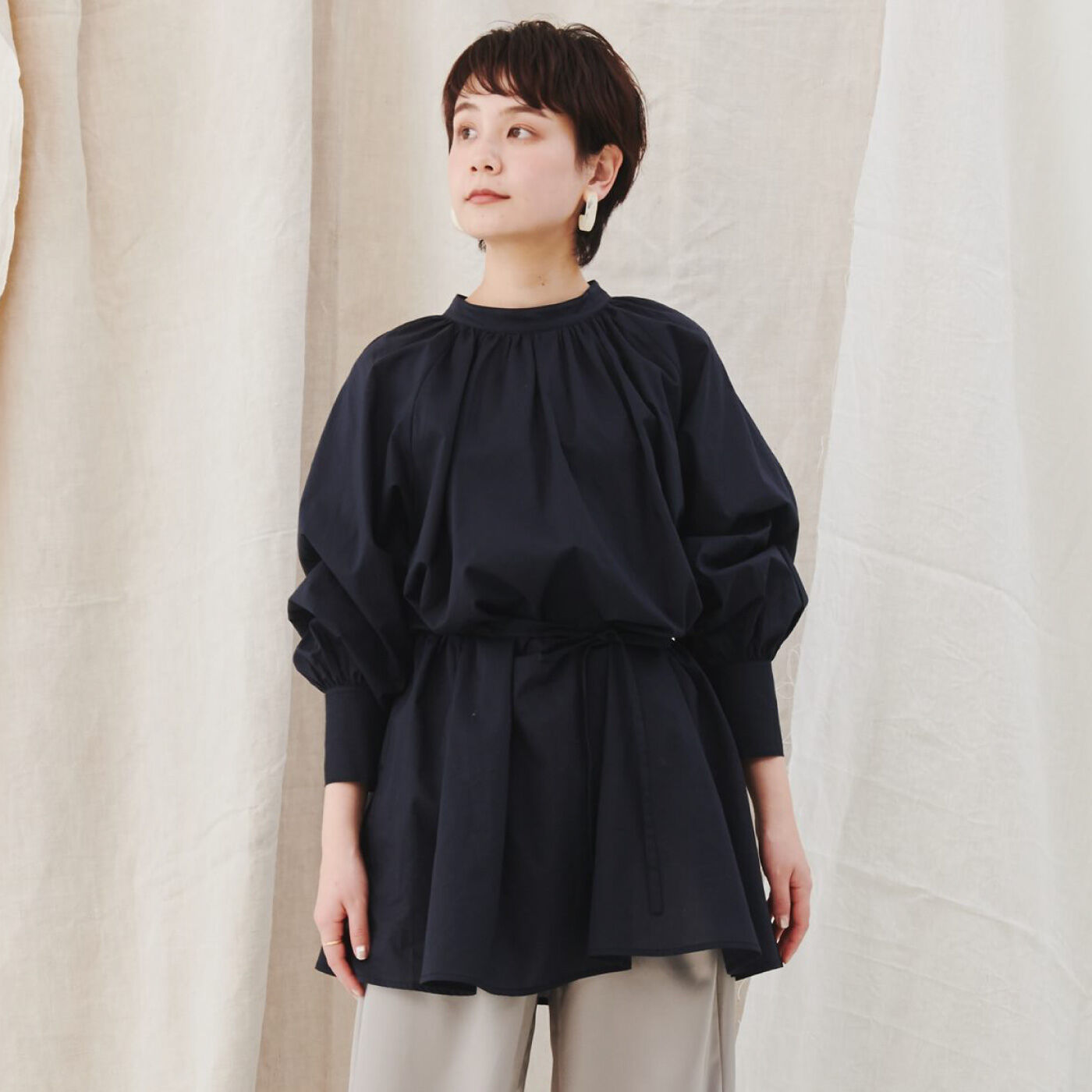 【WEB限定】MEDE19F コットンギャザーブラウス〈ネイビー〉【送料無料】