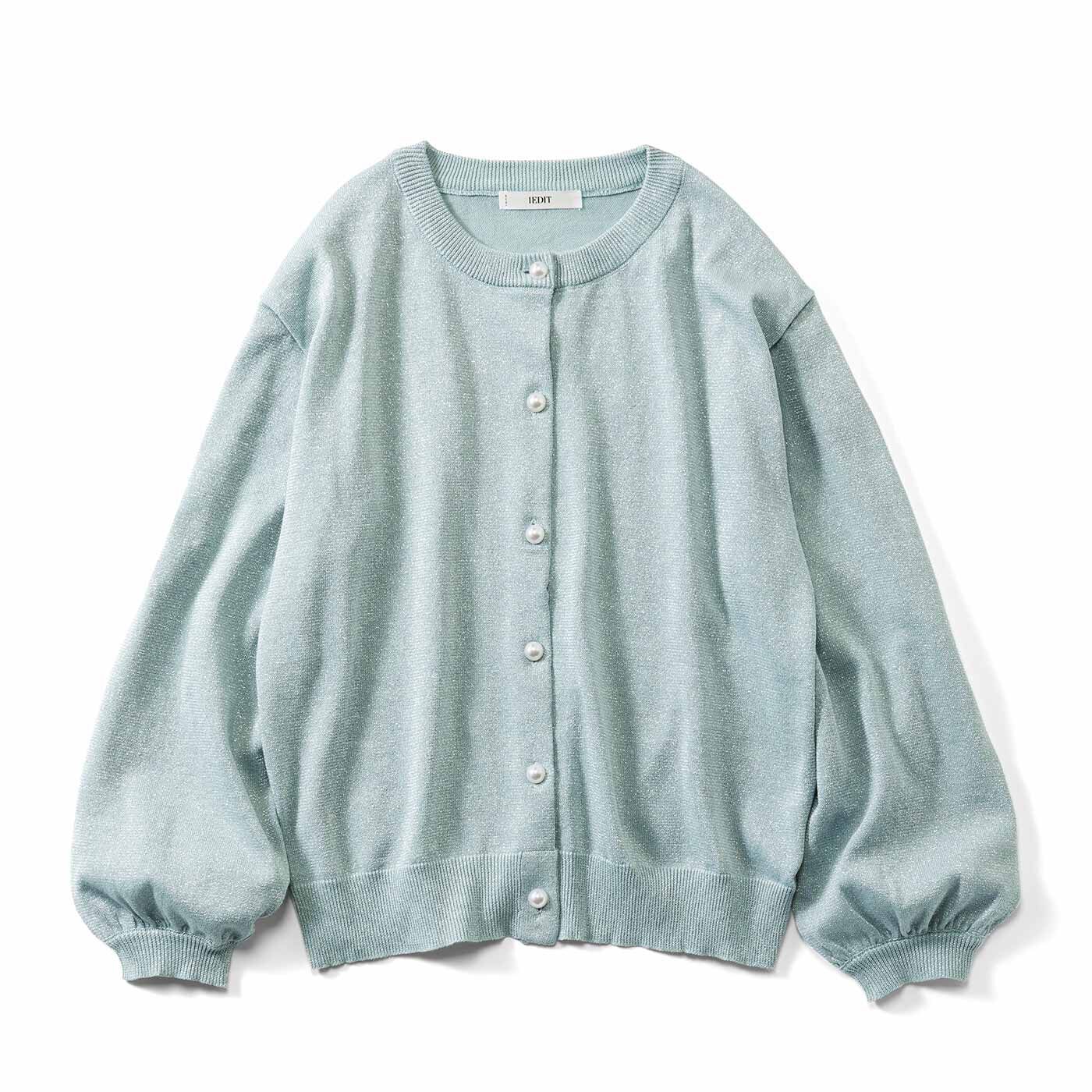ロングシーズンお役立ち"薄手カーデ"は断然便利でおすすめ!トレンドのラメ感ニットを、ほどよくコンパクトなデザインで。さっとはおって温度調節はもちろん、パール調ボタンやふんわり袖で、