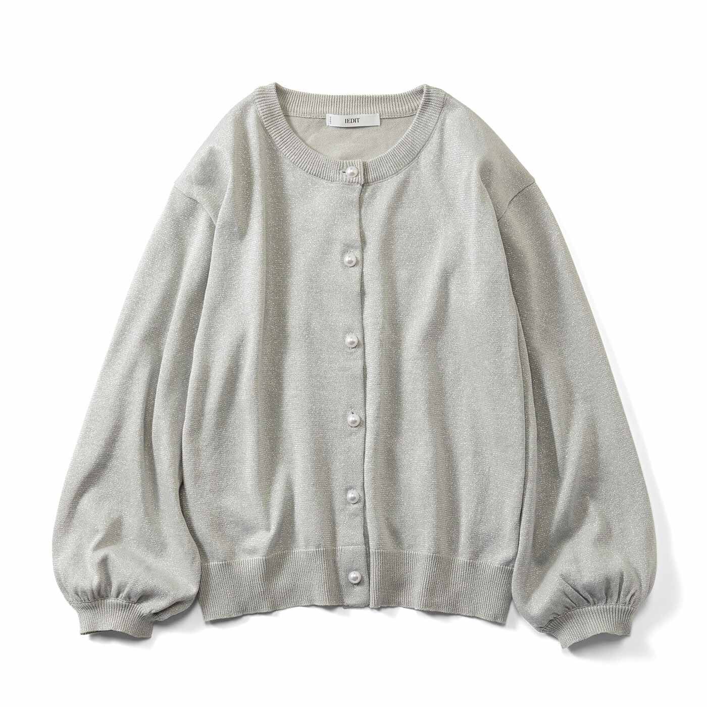 ロングシーズンお役立ち"薄手カーデ"は断然便利でおすすめ!トレンドのラメ感ニットを、ほどよくコンパクトなデザインで。さっとはおって温度調節はもちろん、パール調ボタンやふんわり袖で、
