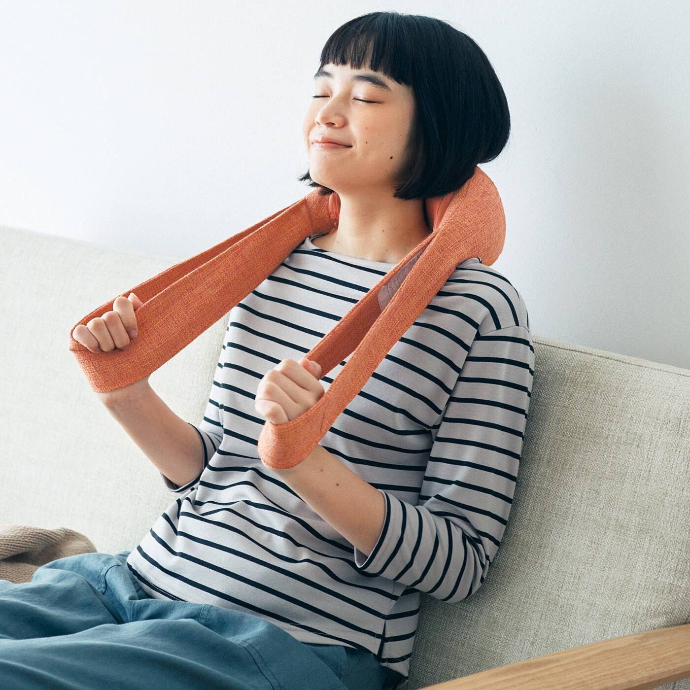 首や肩の凝りをほぐす まるで熟練の手技 ネックマッサージャープロ〈テラコッタオレンジ〉【送料無料】