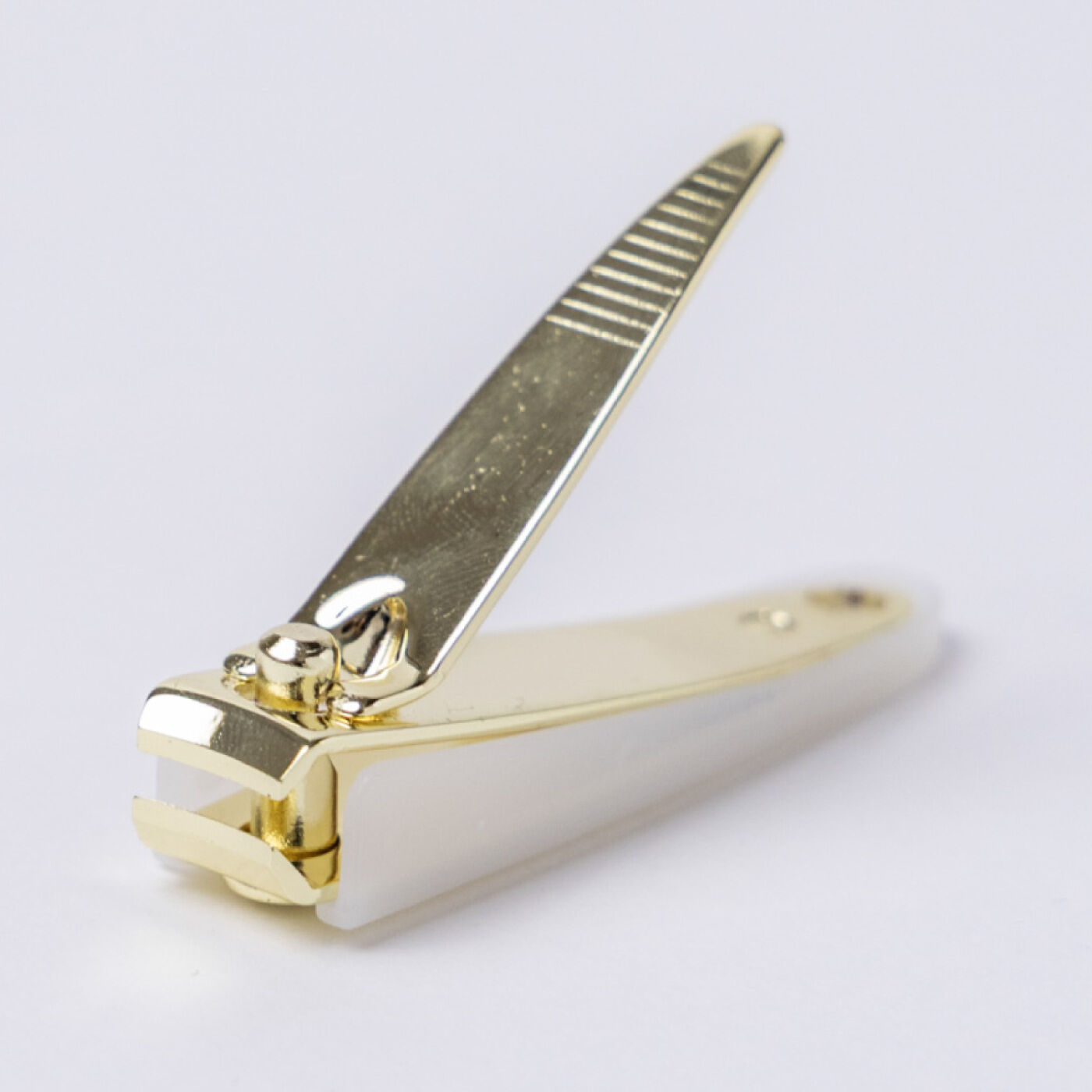 IEDIT[イディット] SELECT　小さな刃がつめへの負担を軽減！ つめがやわらかい方・二枚づめや割れづめなどのトラブルに悩む方におすすめのつめ切り〈ゴールド×シアーホワイト〉