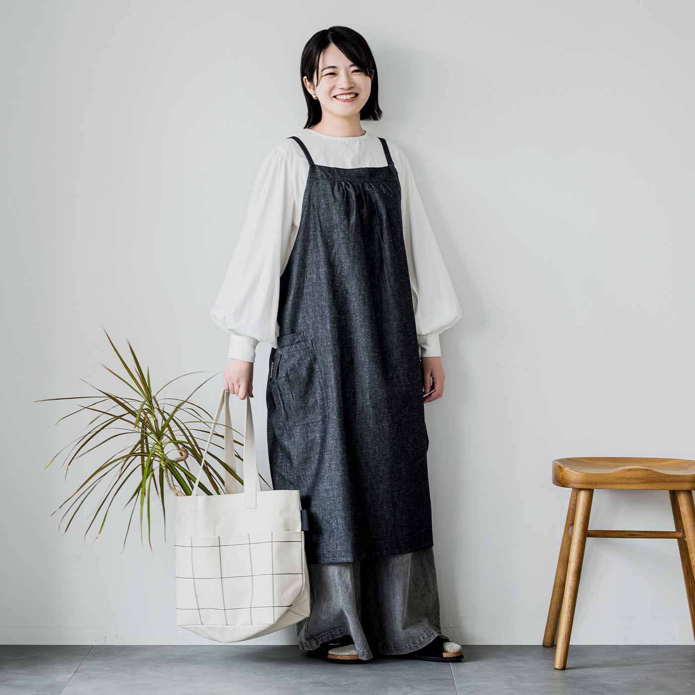 うちでも外でも装いの一部になる ギャザーエプロンふんわりやわらかな生地をたっぷり使い、ファッション性の高いパターンで仕上げたエプロン。要所にきかせたギャザーやタックがデザインのポイントに。ゆとりのある