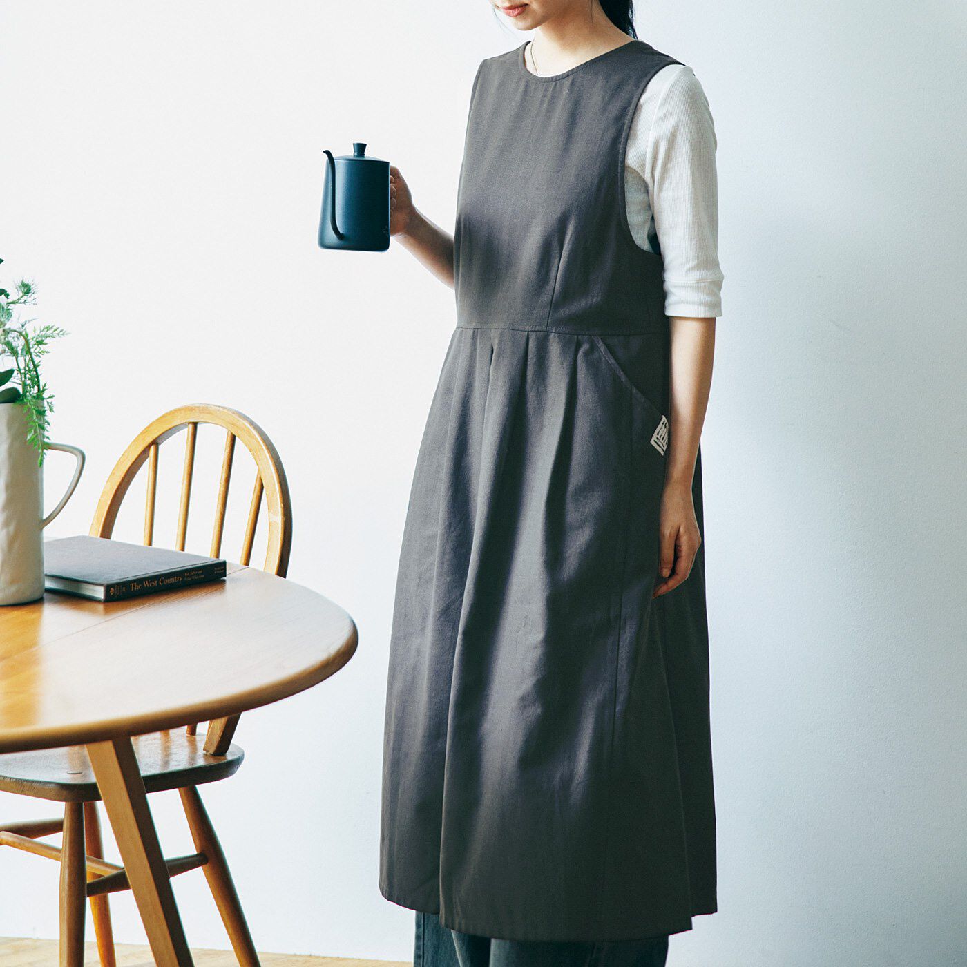 el: ment 暮らしを愉(たの)しむ 着脱かんたん綿100%エプロンワンピース〈チャコール〉【送料無料】