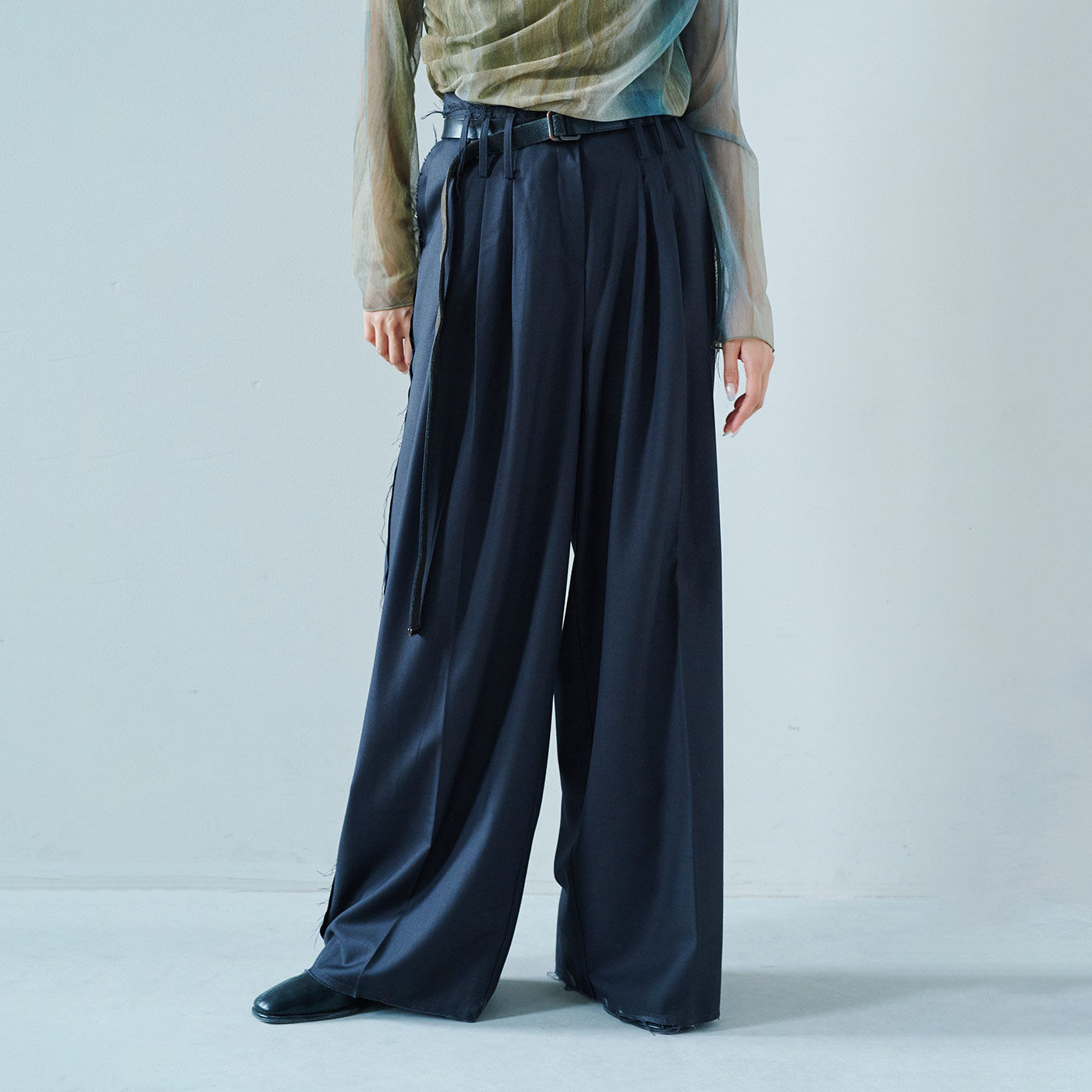 韓国セレクト REPELLER 切りっぱなしスラックス〈ダークチャコール〉【送料無料】