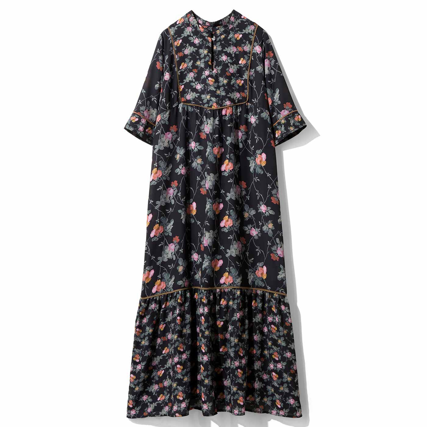 時代を超えて咲くバラのプリント。スペシャルな夏のドレス一枚で新鮮な印象になれるメデワンピ。「ミュルーズ染織美術館」のアーカイブから、今シーズンはナチュラルで繊細なバラの模様をセレクト。同じ柄の大小遣い
