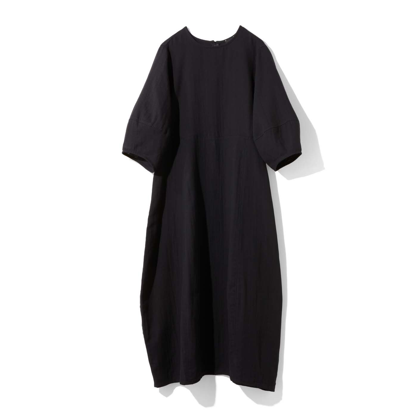 リラックス、だけど着姿はドレッシー。ゆったりとした着心地ながら、優雅で上品な気姿を叶えるワンピース。まゆのようなふくらみのある立体感は、巧妙なパターンメイキングによるもの。切替を生かしダーツを分散して