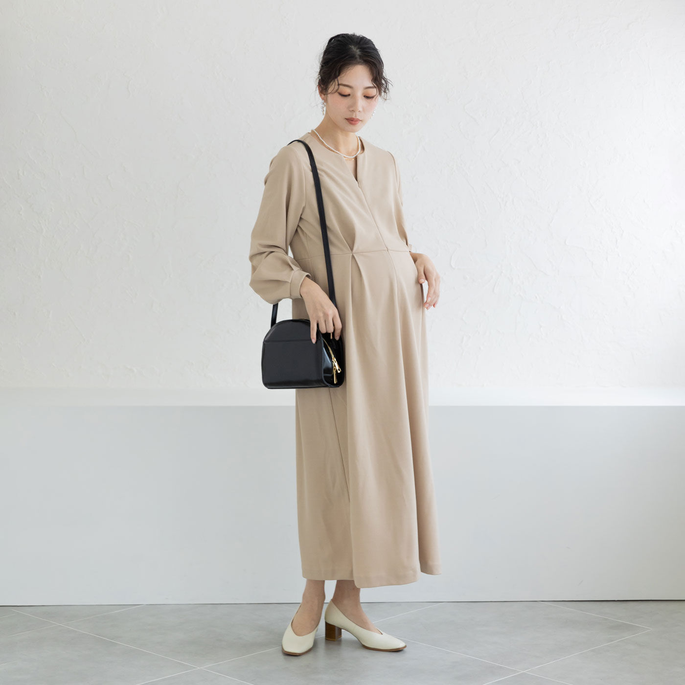 Moredde マタニティ・産後使える 授乳が簡単 上品キーネックのワンピース〈ベージュ〉【送料無料】