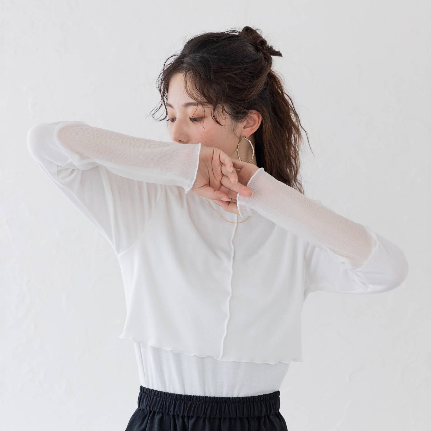シアー袖がいつものコーデをワンランクアップ のびやか授乳トップス出産したら授乳しやすい服を着る機会が増えますが、着やすい服が限られてコーデがマンネリになりがち。授乳期でもおしゃれに見える服が作りたい!