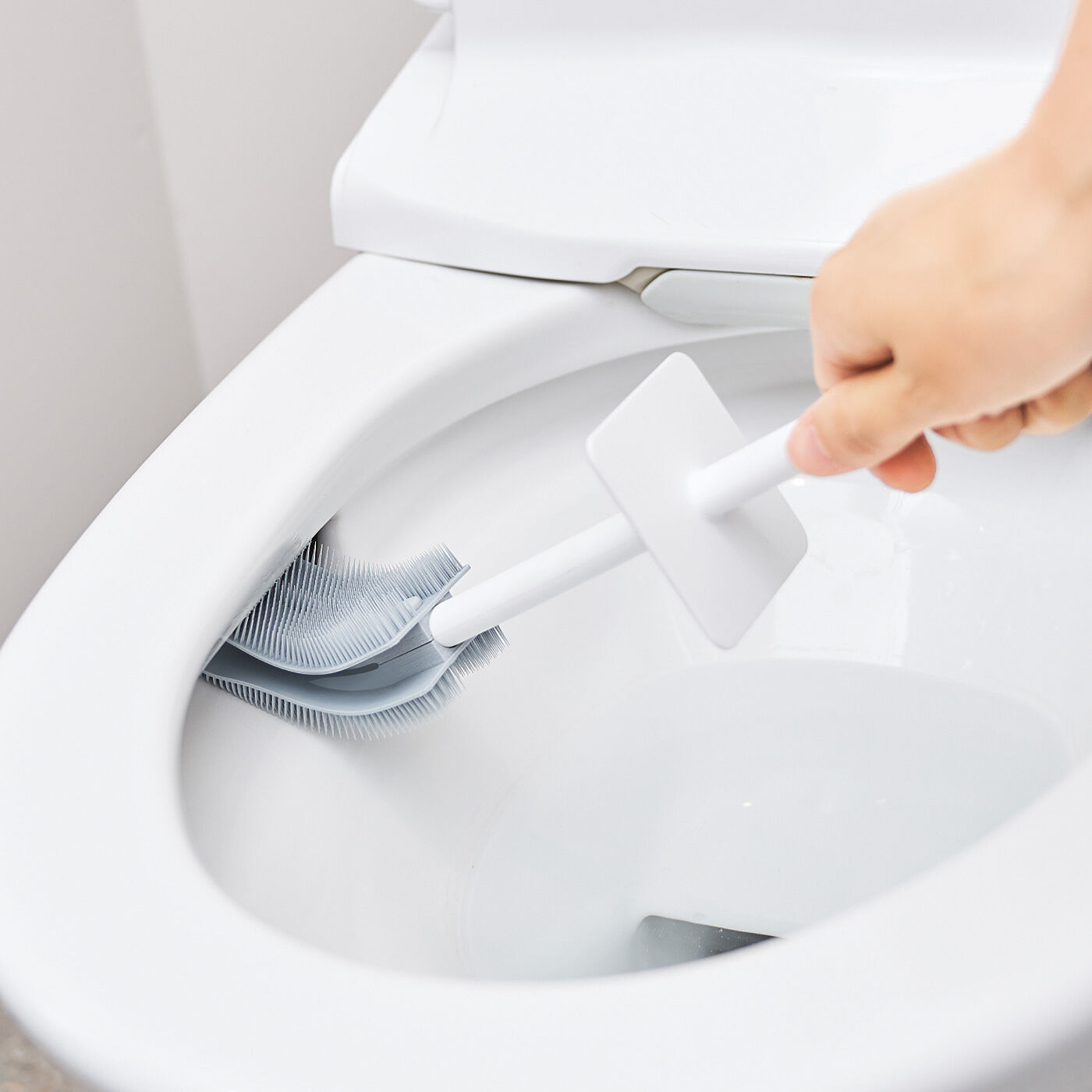 ヘッドがしなってふち裏まで届く ぱぱっと水ぎれトイレブラシ【送料: 450円+税】