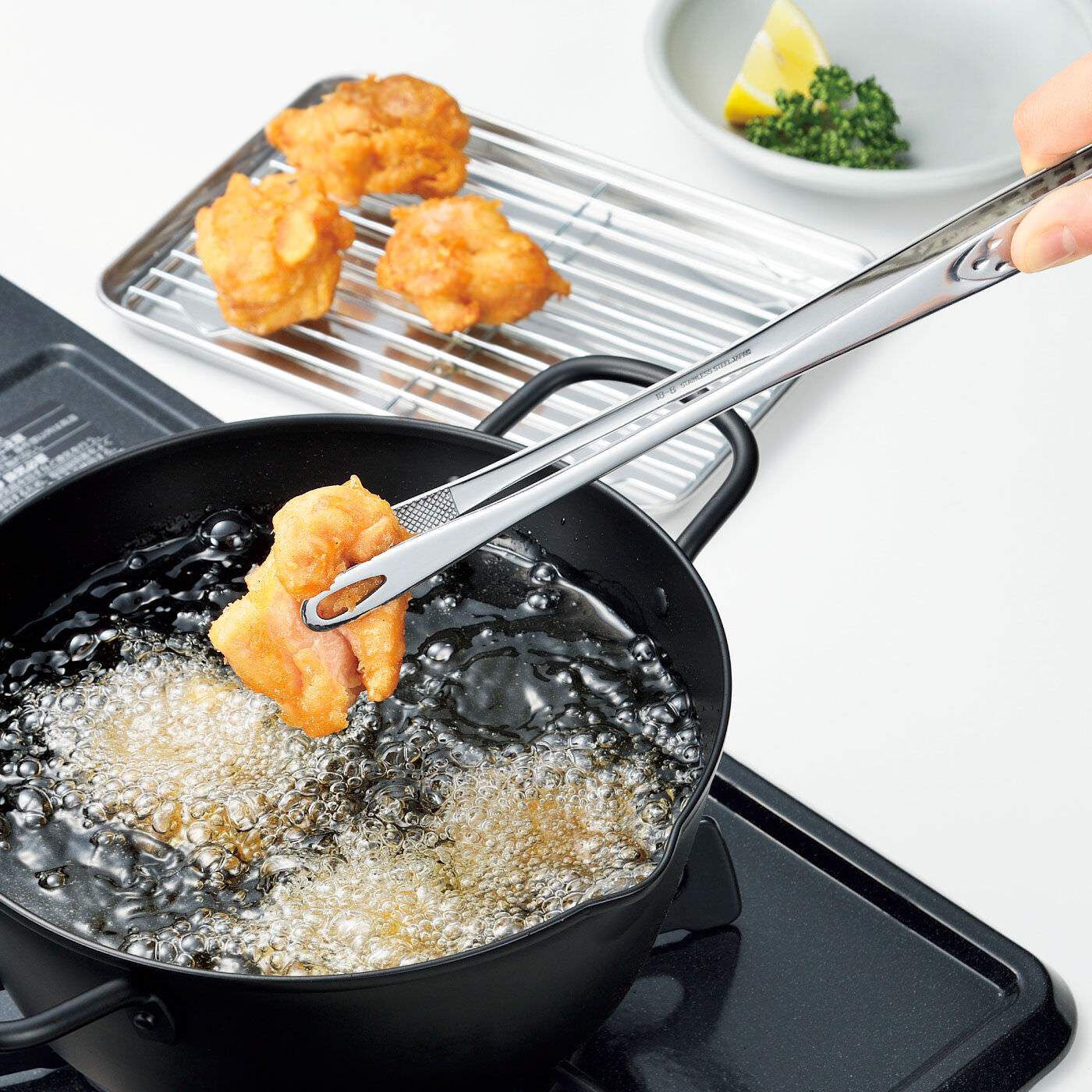 アウトドアでも家庭でも 一度使うと手放せない!もはや菜ばしの出番なし! 30cmのロングサイズでオールマイティーに使えるトングです。しっかり長いので揚げ物も焼肉も怖くありません。どんな料理でも、菜ばし