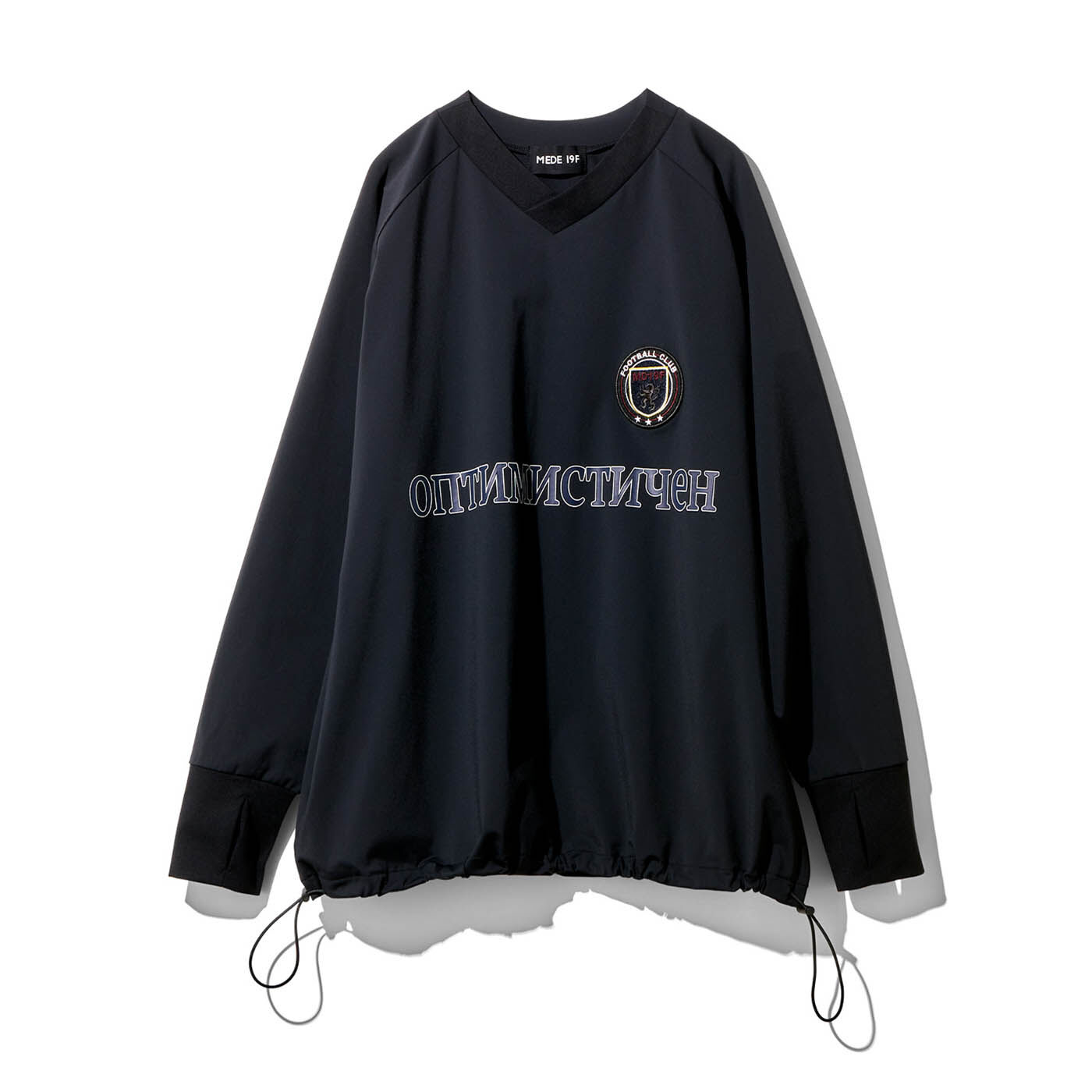 レジャーや水辺でもおしゃれにUVカット頼れるUVカット機能と吸汗速乾性で、ラッシュガード使いできるオーバートップス。胸には架空のフットボールチームのワッペンをオン。スポンサーロゴ風のプリントは、「楽観