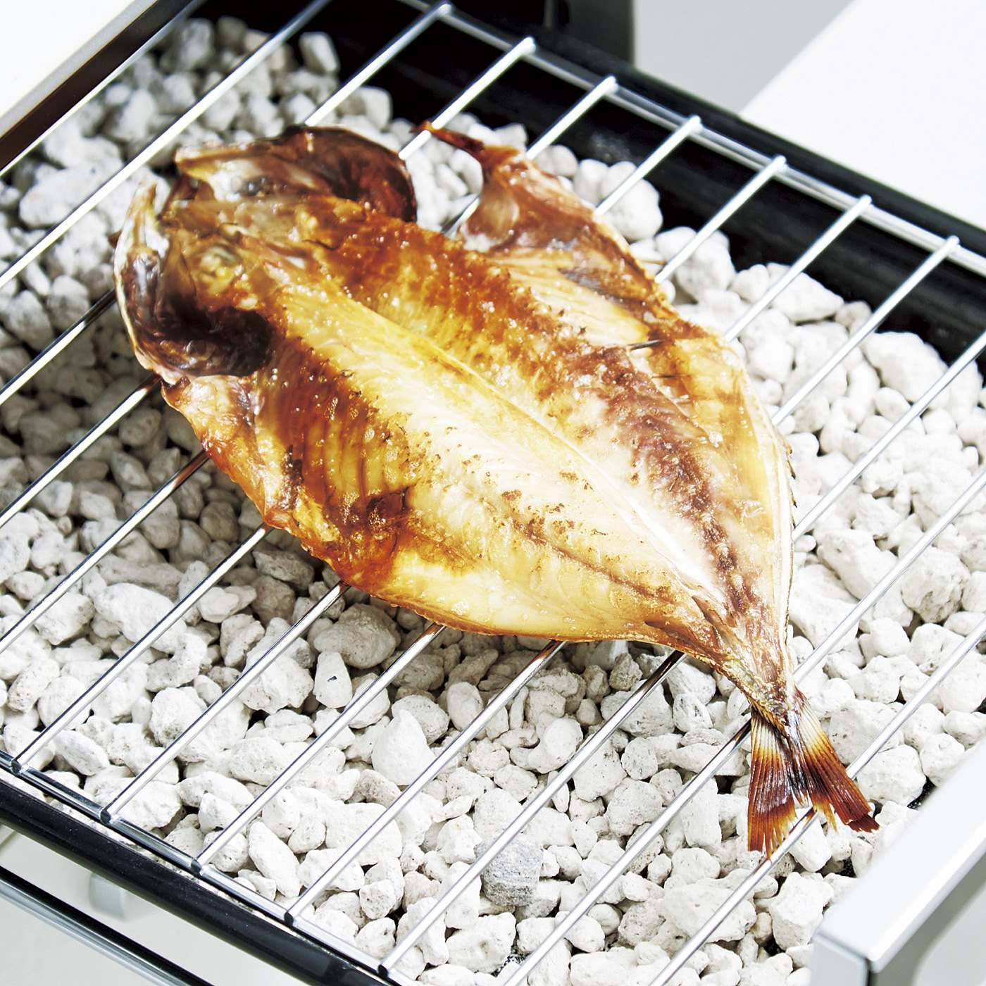 汚れもにおいも吸収 敷くだけ簡単 魚がおいしく焼ける石の会【送料: 450円+税】