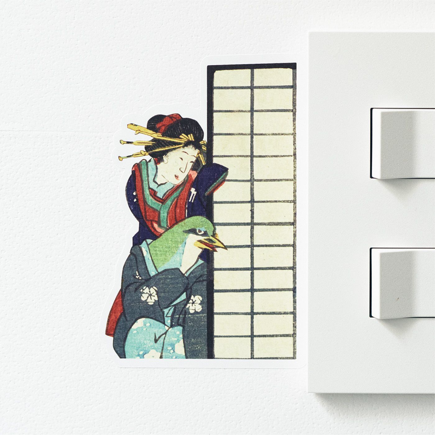 小粋な浮世絵の住人たちが壁やインテリアからひょっこり!相撲を取るウサギ、喧嘩(けんか)する鳥、芸事をする猫。擬人化動物を主役に、当時の人々になじみのある暮らしをユニークに描いたのは浮世絵師・歌川芳藤(