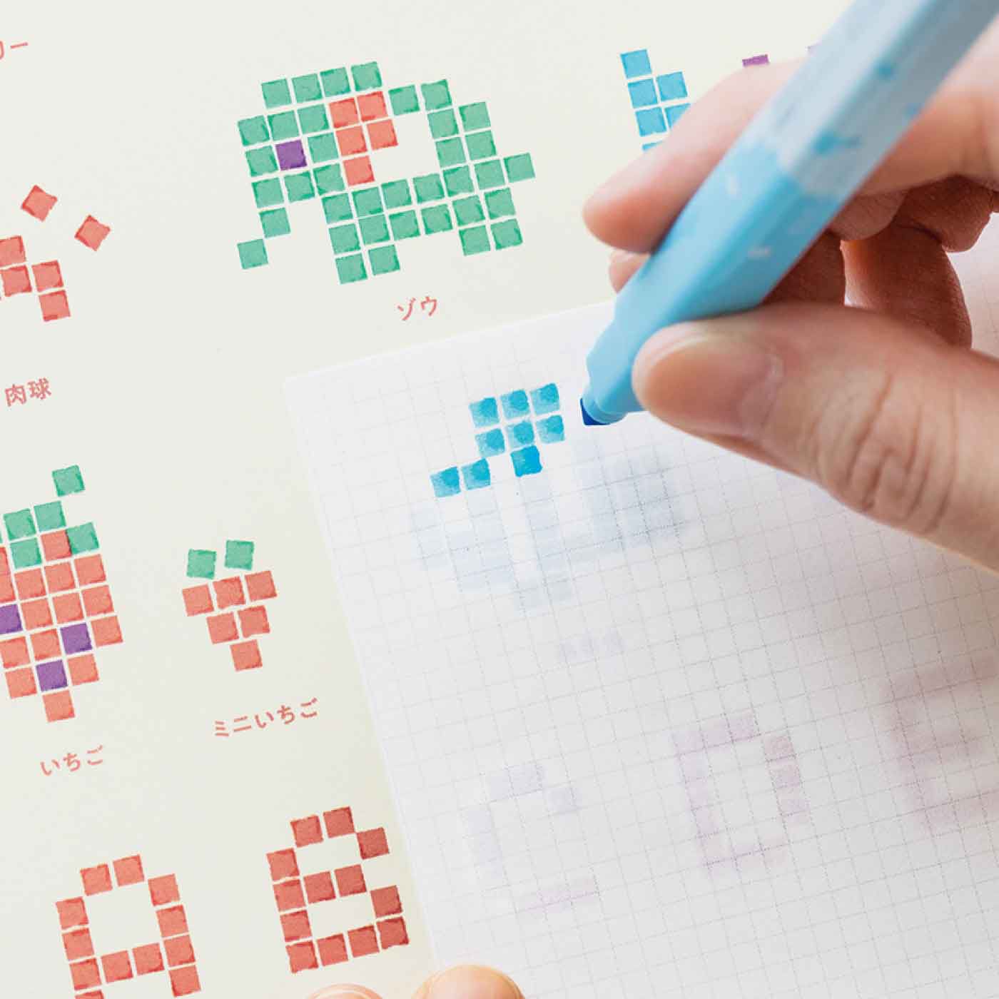 スケ帳デコにぴったり四角いペン先をポン!で、誰でもドット絵が簡単に四角マーカーをスタンプのようにポンと押せば、どこか懐かしくて新しいドット絵や飾り柄などが誰でも簡単に描けちゃうペンセットです。文字がキ