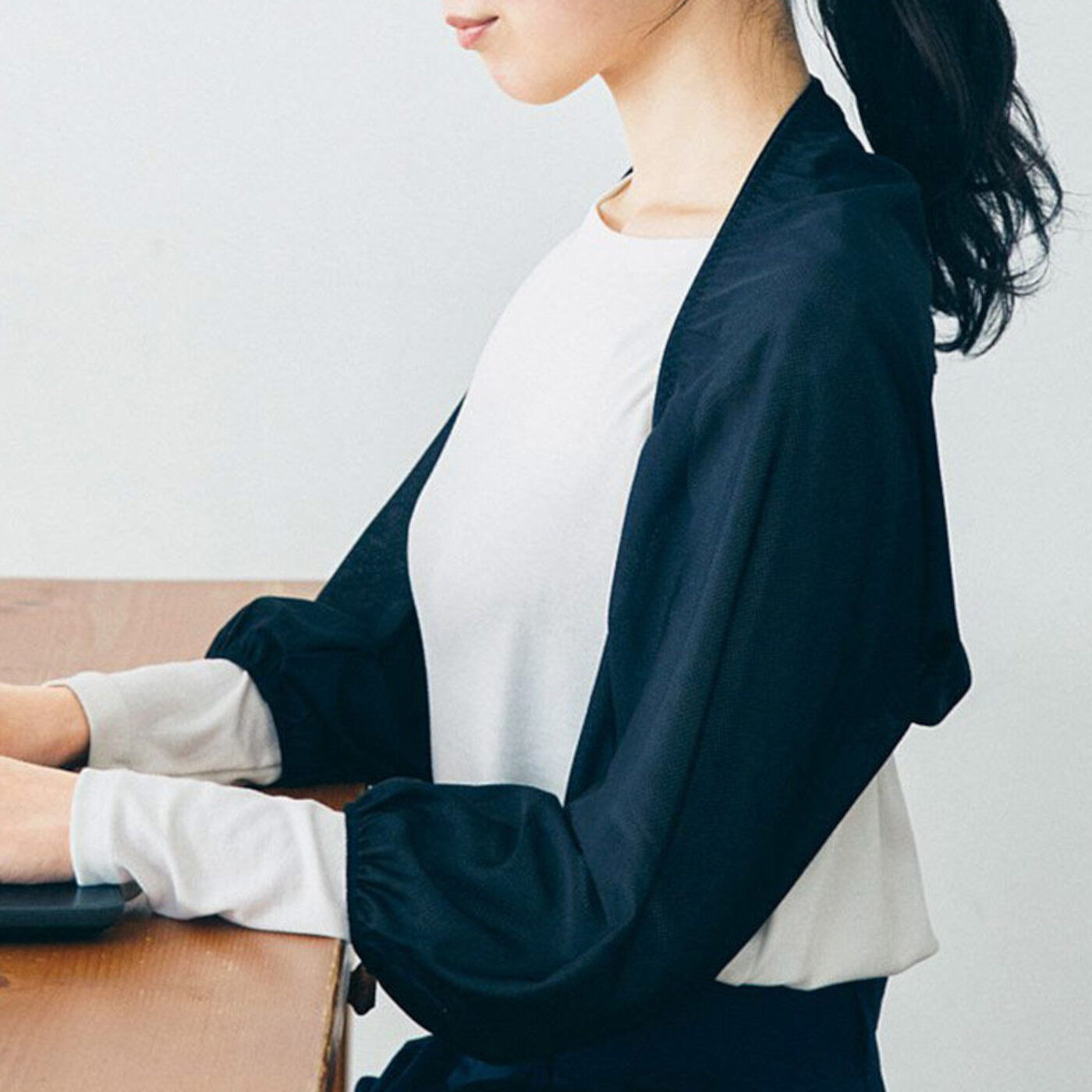 服の上からはおるだけ 思いたったら背筋ピン!はおるだけで肩甲骨を意識して、美姿勢へ導き、くせ付けられるヨガ気分ボレロ。いつもの服の上から腕が通せるので、オフィスや通勤時でも気軽にはおって背筋ピン。吸汗