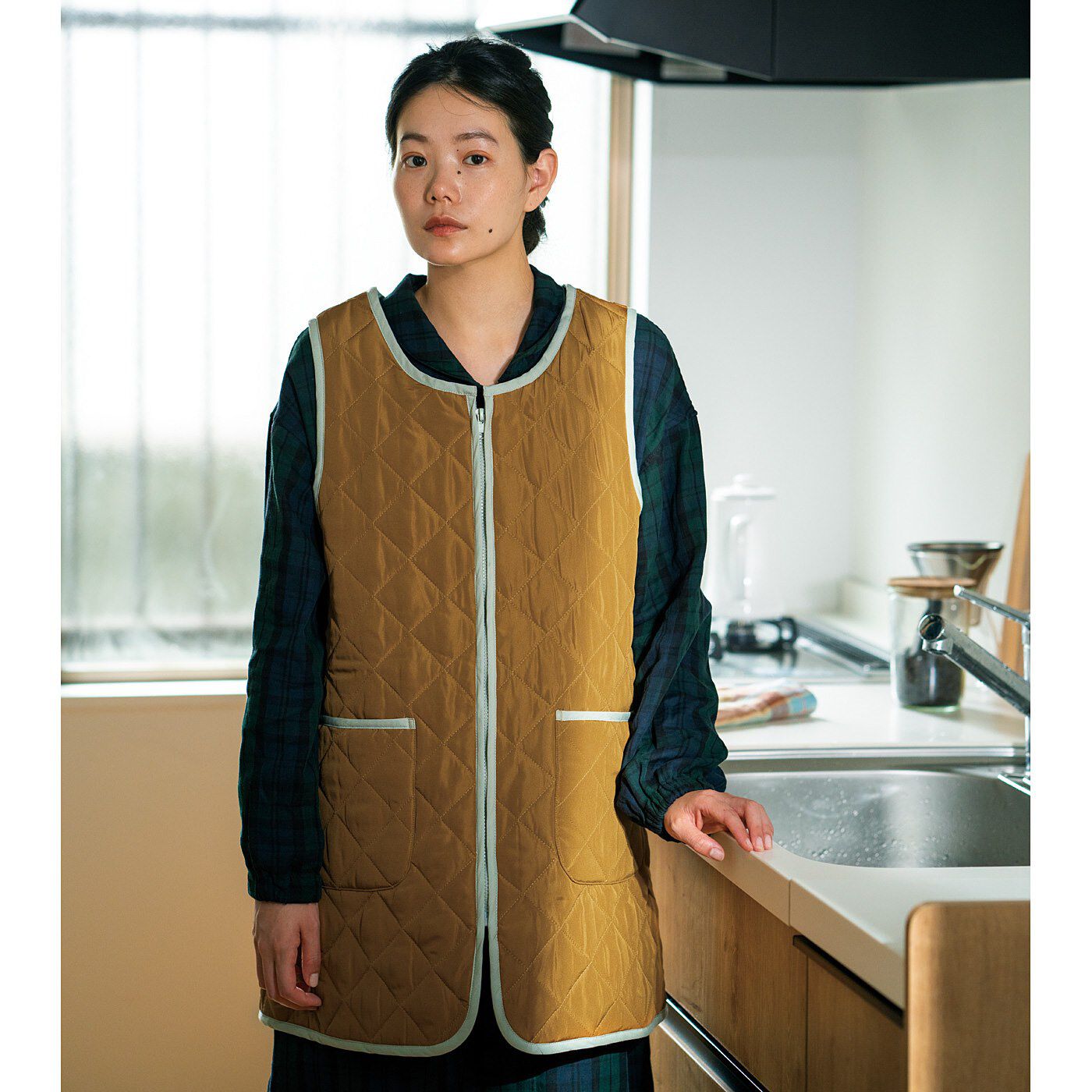 おうち着の上にサッとはおれば暖かく、エプロン代わりにもキルト素材に撥水加工をほどこした軽くて暖かいロングベスト。防寒しながら、水はねや汚れからお部屋着を守ります。ゆったりとした設計で、くつろぐ時間も家