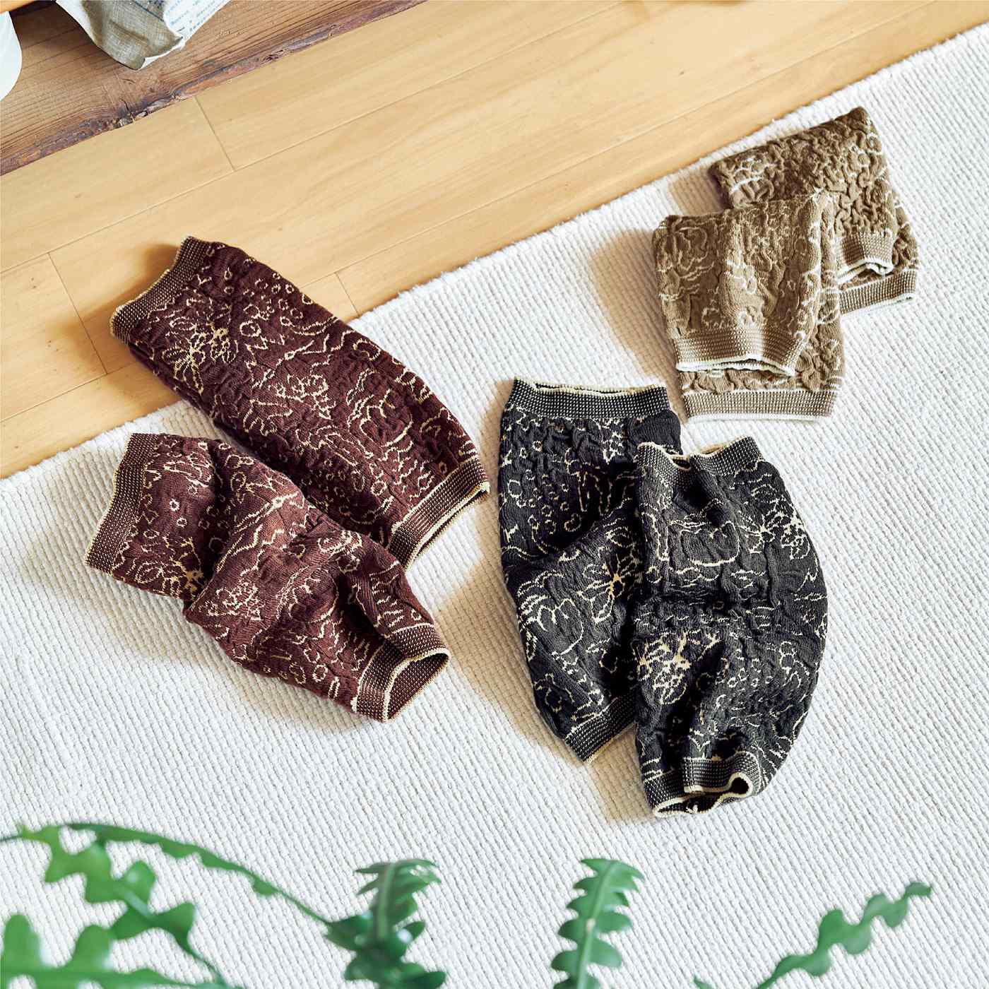 サーナ ヤ オッリ 膨れ編みが空気を含んであたたかい セーター屋さんで編み立てた肌側オーガニックコットン混のレッグカバーの会【送料: 450円+税】