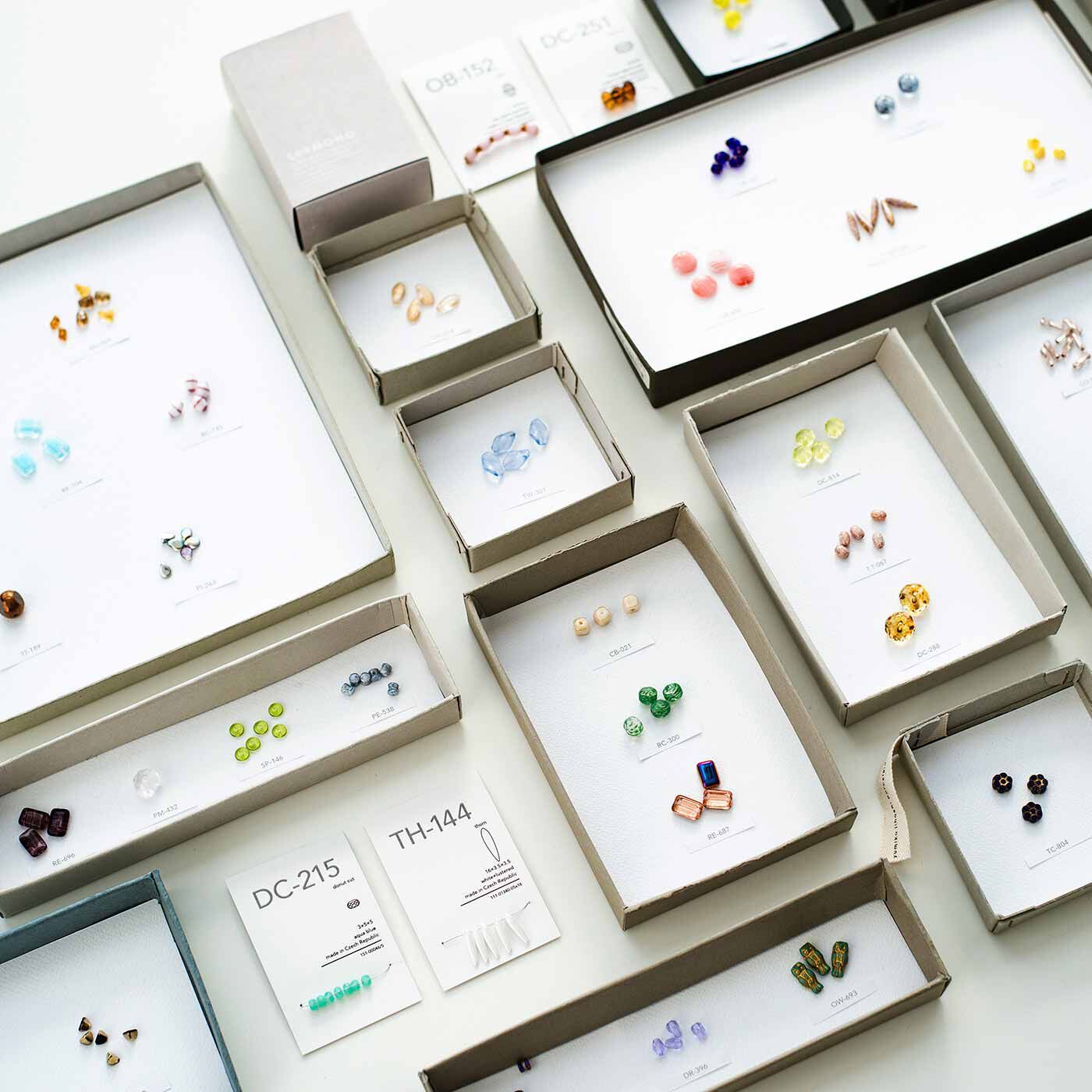 いろいろな形や色に魅了される チェコから届いたガラスビーズコレクションの会【送料: 450円+税】