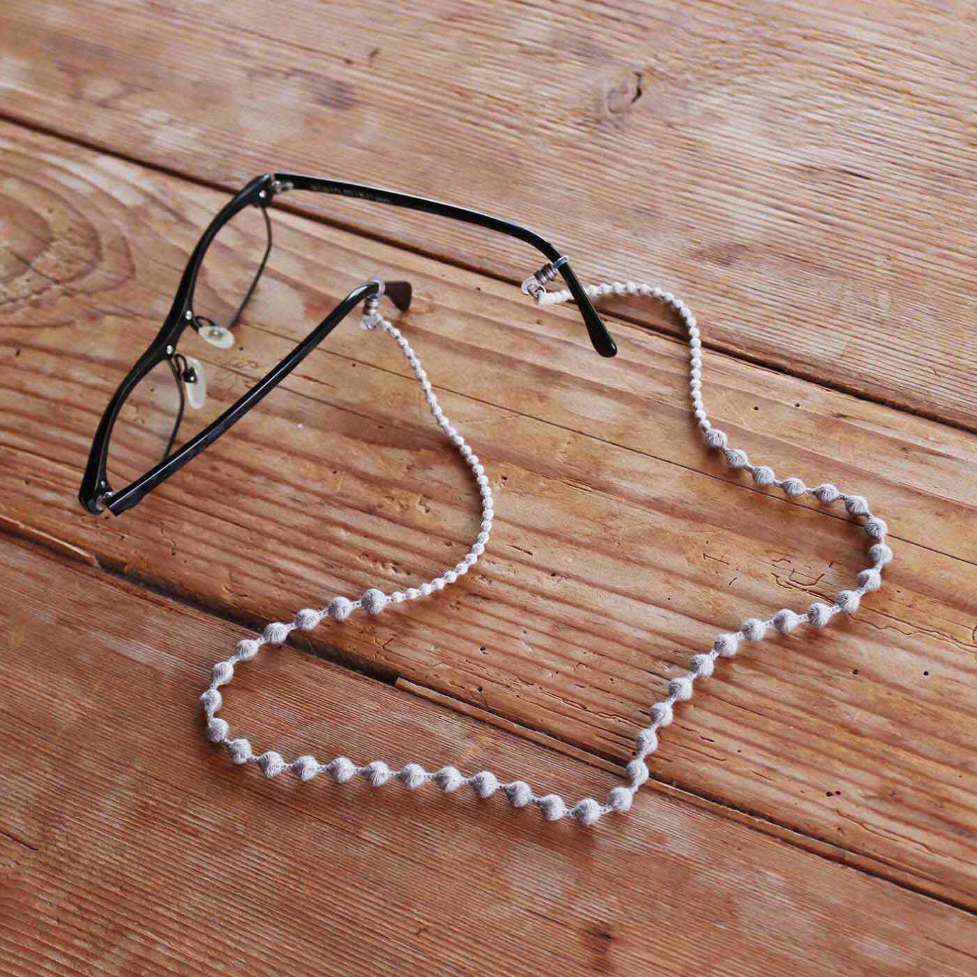 群馬の刺繍工房が作った　糸の宝石のグラス用ネックレス〈ミスティグレー〉