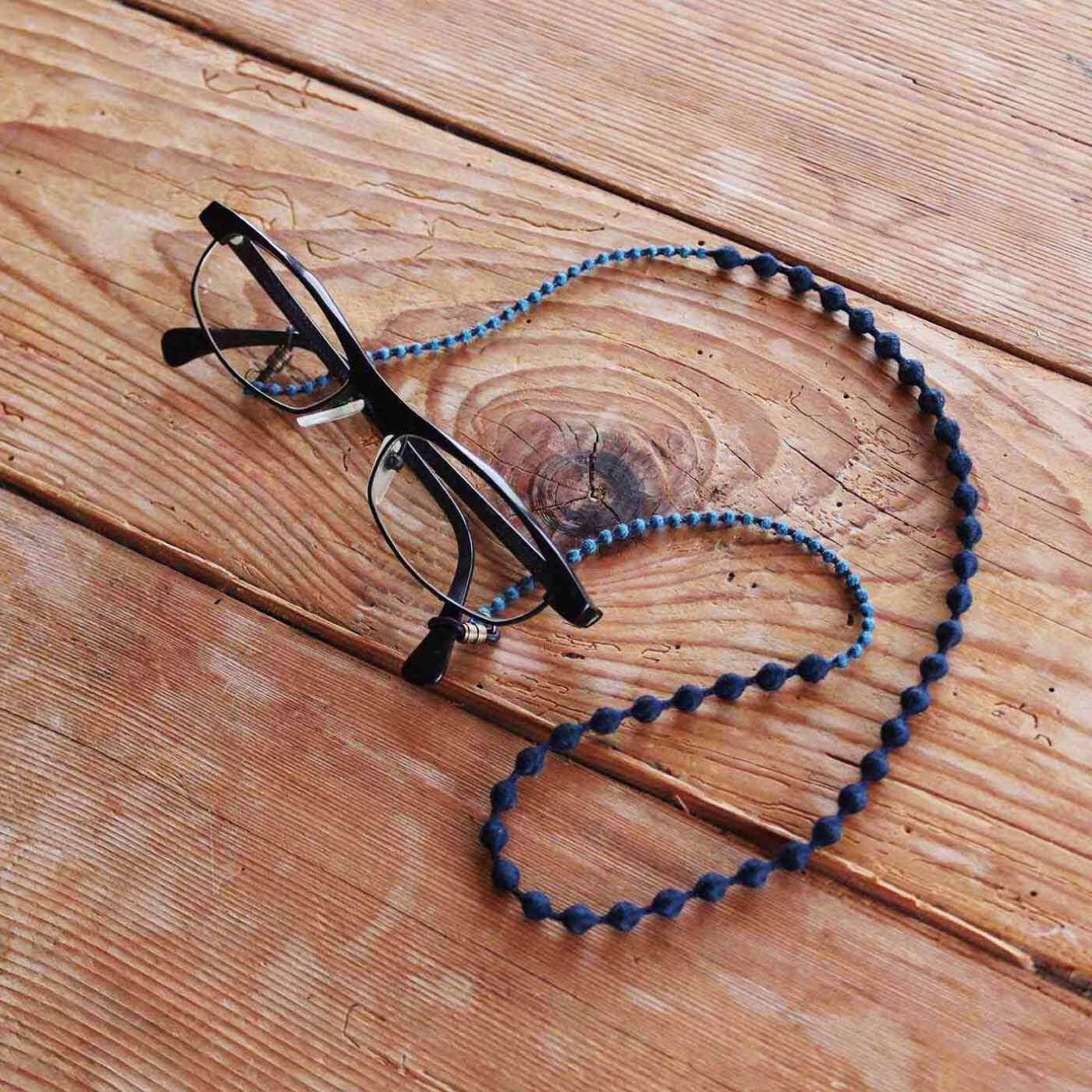 群馬の刺繍工房が作った　糸の宝石のグラス用ネックレス〈ネイビーブルー〉