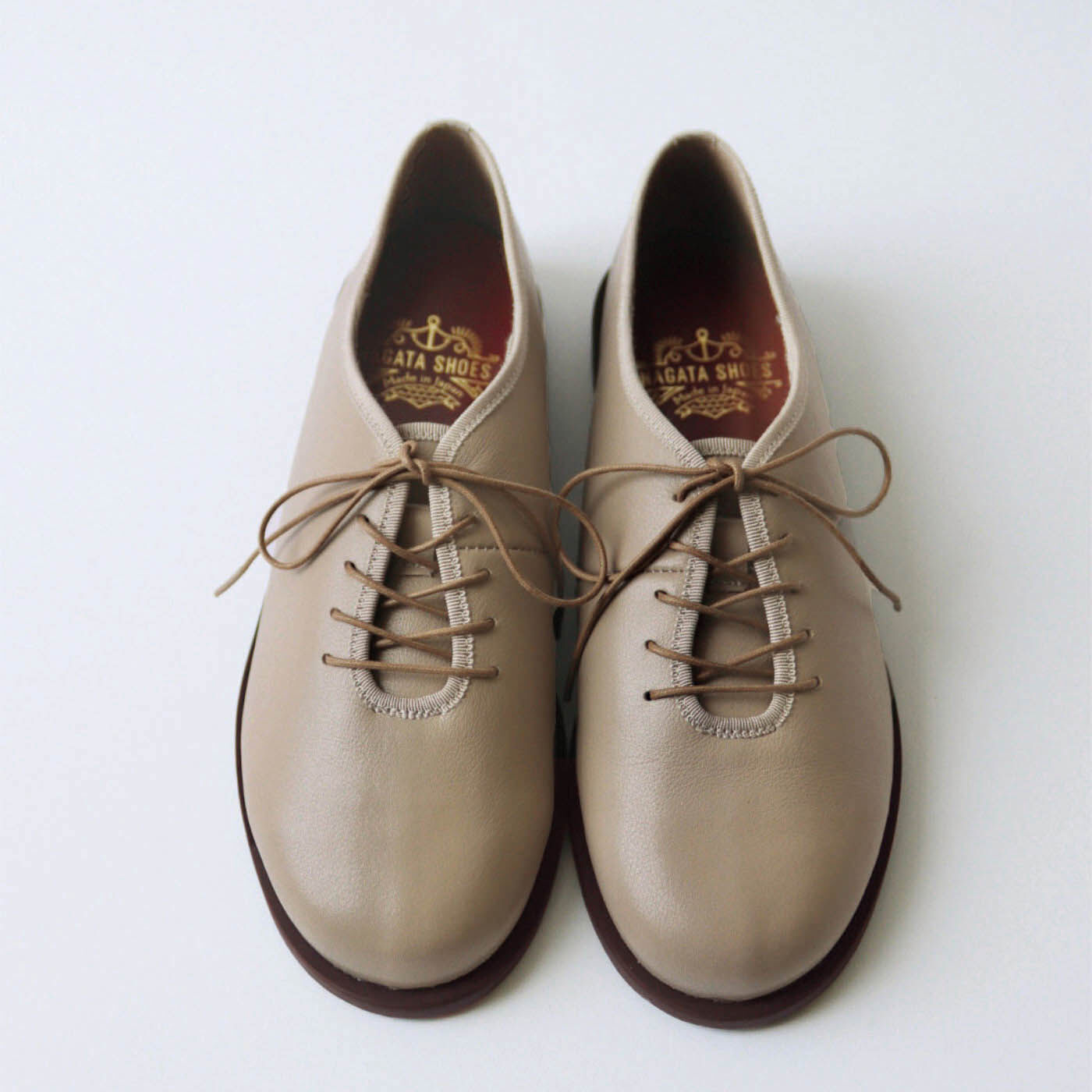 長田の靴工房が作った　職人本革のベーシックスニーカー〈フォーンベージュ〉