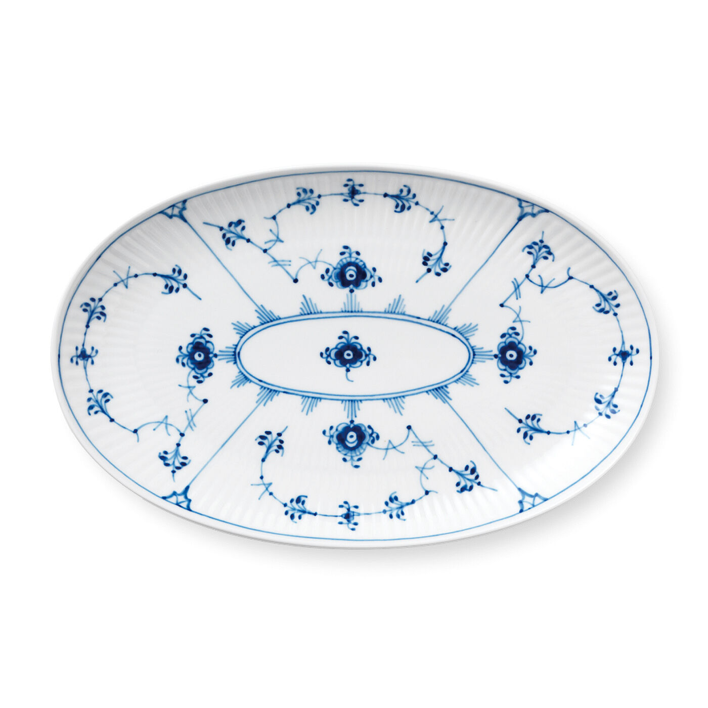 ハンドペイントで描かれた ブルーフルーテッド プレイン オーバルディッシュ