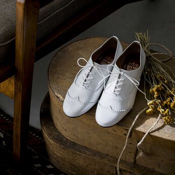 長田の靴メーカーと作った 職人本革のエナメルレースアップシューズ〈ホワイト〉