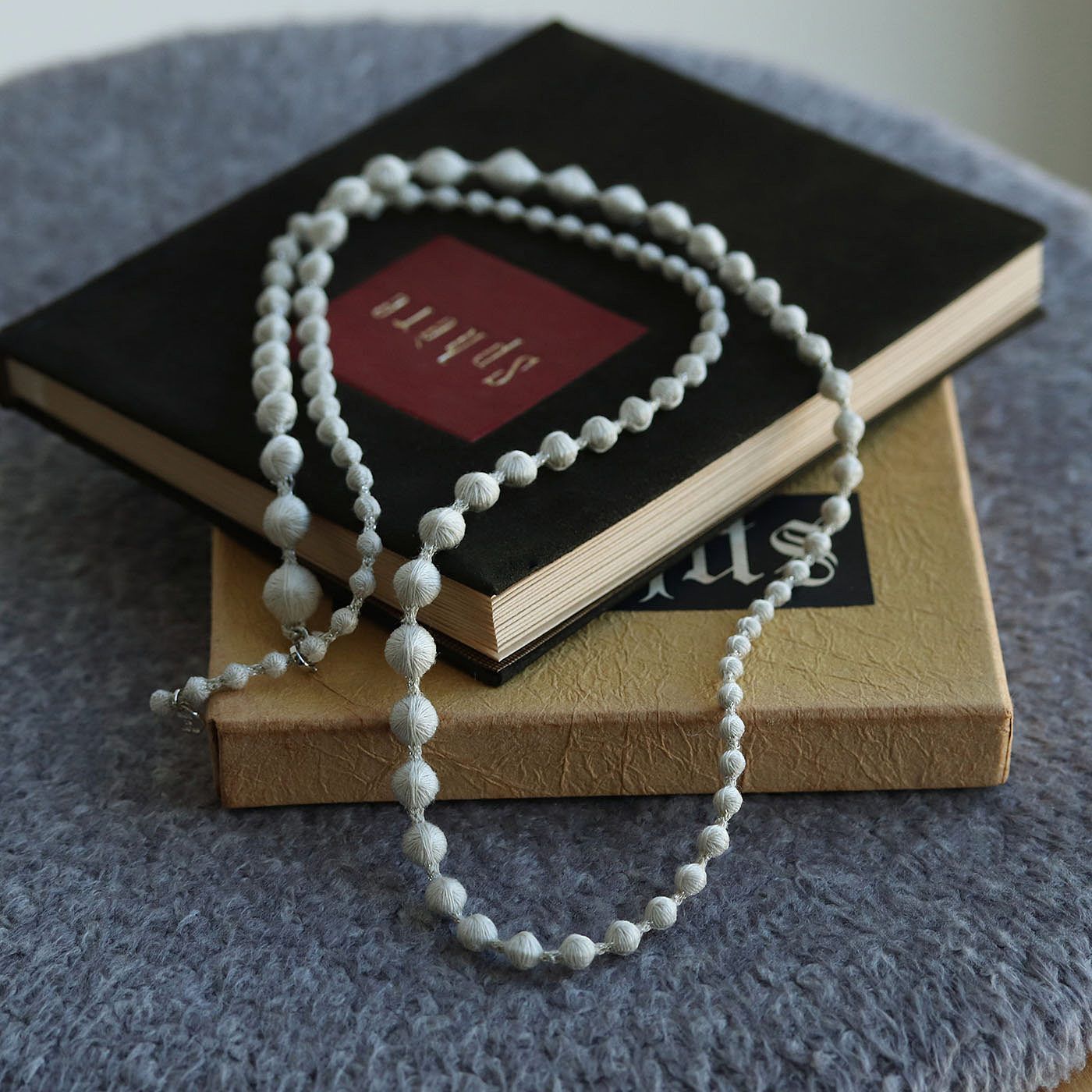 群馬の刺繍工房が作った 誕生石色の刺繍珠ネックレス〈ムーンストーンベージュ色・6月生まれ〉[日本製]