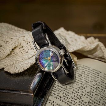 滋賀の時計職人が手掛けた 神秘のオーロラが美しい 螺鈿（らでん）の腕時計〈ブラック〉
