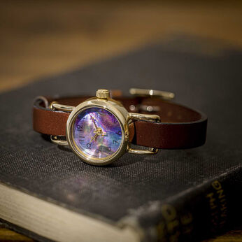 滋賀の時計職人が手掛けた 神秘のオーロラが美しい 螺鈿（らでん）の腕時計〈マホガニーブラウン〉