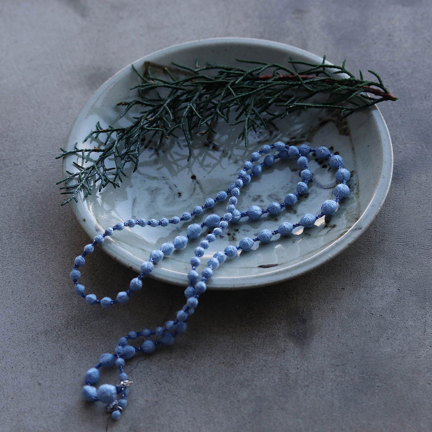 群馬の刺繍工房が作った 誕生石色の刺繍珠ネックレス〈サファイアサックス色・9月生まれ〉[日本製]
