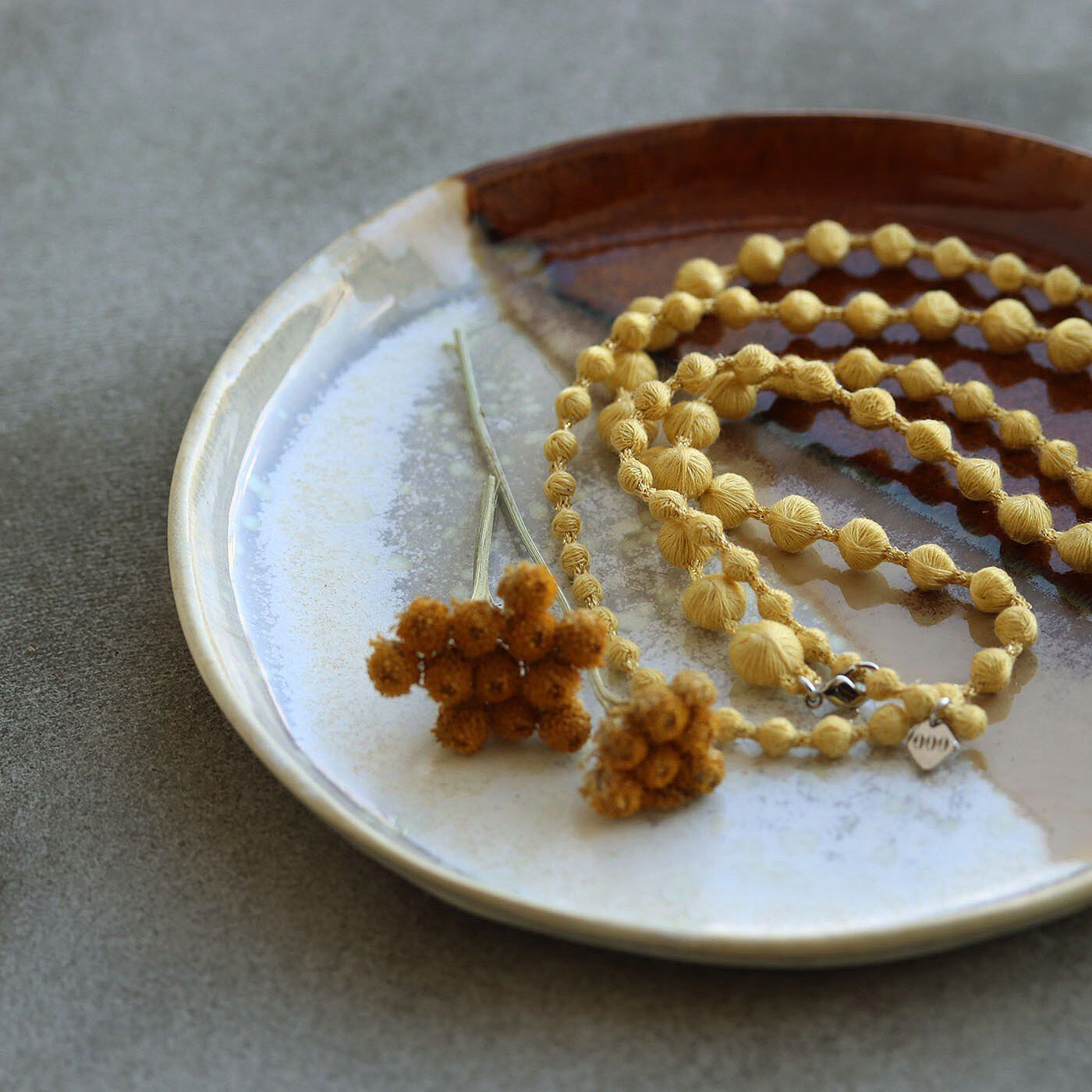 群馬の刺繍工房が作った 誕生石色の刺繍珠ネックレス〈トパーズイエロー色・11月生まれ〉[日本製]
