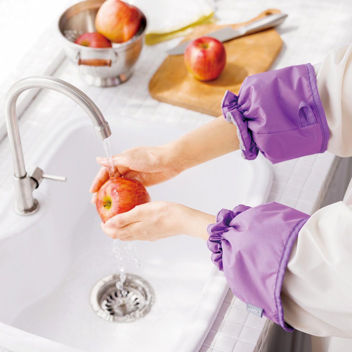 お皿洗いや洗顔でぬれる袖口をすっぽりカバー。食器洗いや洗顔時に、服の袖口がぬれるあるある悩みをアームカバーですっきり解決。内側のふわふわマイクロファイバーが吸水し、外側の撥水素材で水滴をガード。腕まく