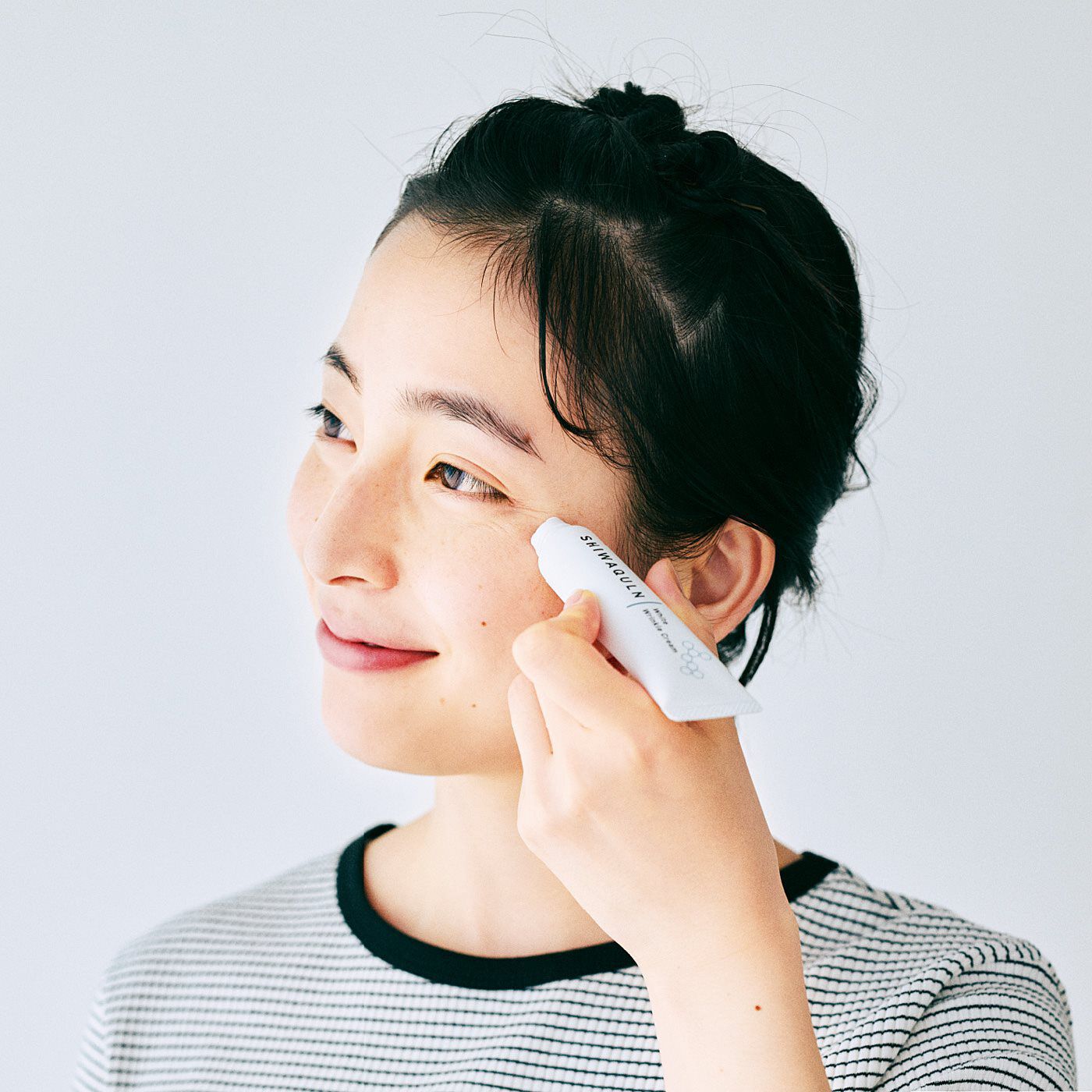 気になるしみ・しわにくるくる直塗り ローラー付き薬用美容液 シワクルンの会【送料無料】