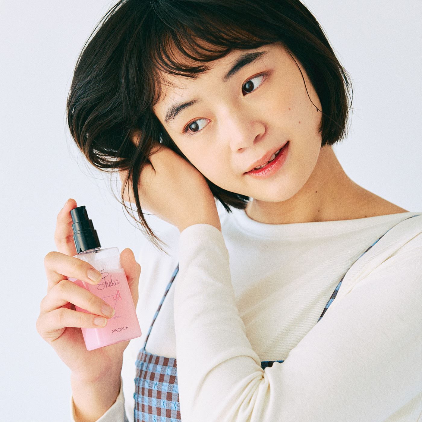 二層のヘアオイルで楽しくシャカシャカ美髪ケアネオンカラーの髪の美容液とクリアな保湿オイル部分。カクテル気分でシャカシャカ振ると二層が混じり合い、髪の広がりやうねりを軽減して、まとまりを持たせます。お風