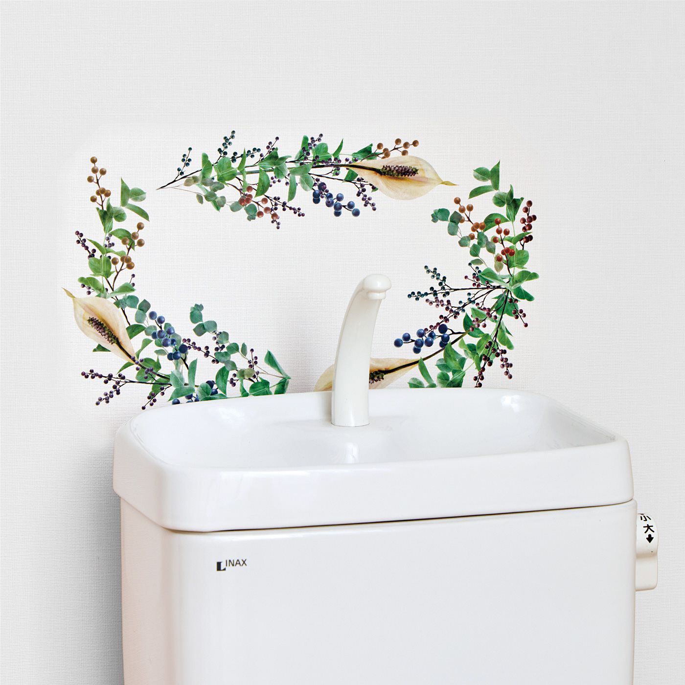 ボタニカルフレーム柄で水はね汚れを防いで華やかな印象に。手洗いタンクやタオルの後ろの壁に部分使いができる、ダイカットフレームの水はね防止シート。トイレの壁がぬれたり、黒ずむのをガード。ボタニカルフレー
