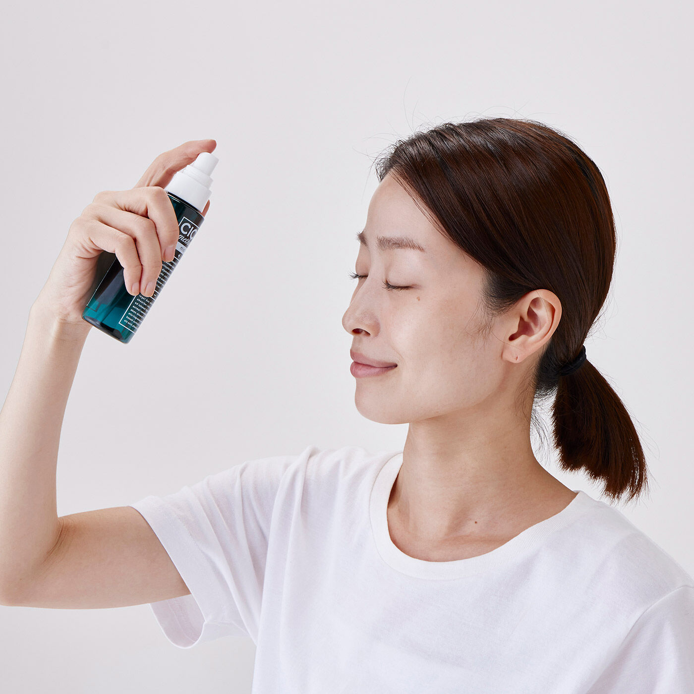 洗顔後やメイクの仕上げまで 微粒子ミストが肌にうるおいをシュッと顔に吹きかけるだけで、肌にしっとりうるおいを与えるミスト。ツボクサエキス(※1)と日本古来の植物エキス(※2)を配合した微粒子ミストで、