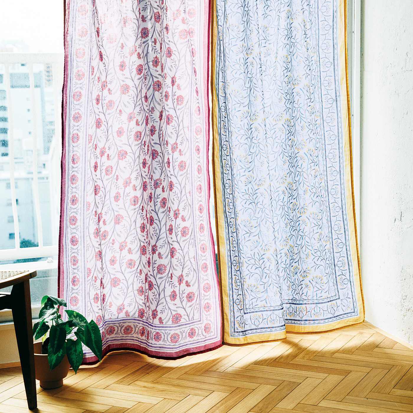 お部屋にゆったり、ハーブの彩り香らせて。やわらかなダブルガーゼのマルチクロスは、流れるようなハーブ模様を大胆にふち取るデザインで大人っぽい空間を演出。カーテンに、ソファカバーに、お昼寝の肌掛けにといろ