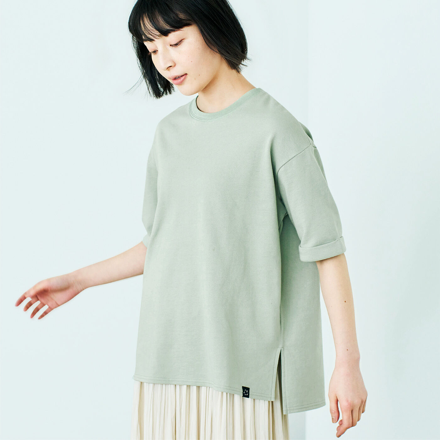 日本の伝統色をオーガニックコットンにのせて程よい厚みがあるオーガニックコットンのトップスは、からだのラインを拾いにくく透けにくい、安心感のある上品さ。袖のロールアップデザインがアクセントに。日本の伝統