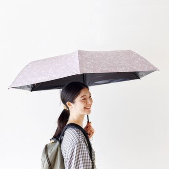 人も荷物もしっかり覆って雨からも日差しからも守る 軽量ワイドな晴雨兼用UVカット折りたたみ傘〈60cm〉の会
