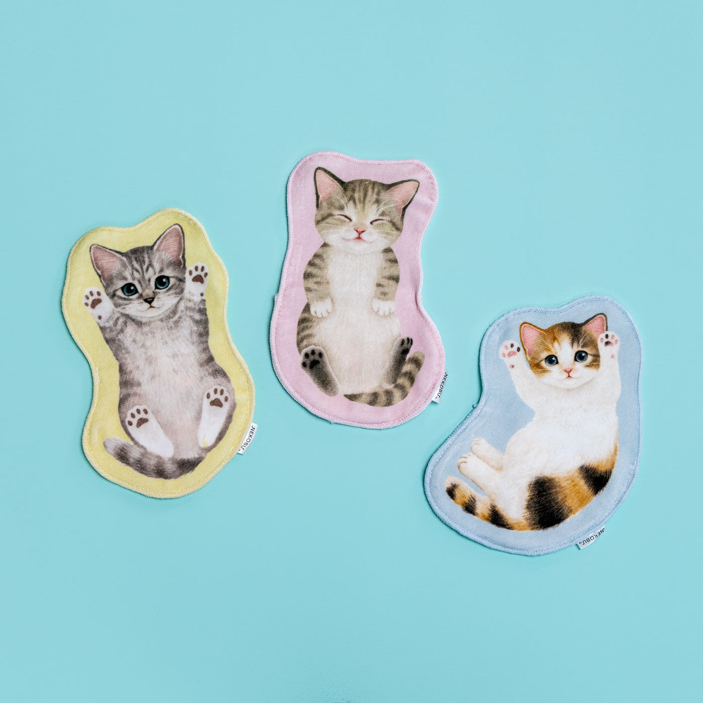 子猫がへそ天でごろ~ん ポケット付きタオルハンカチ【送料: 450円+税】